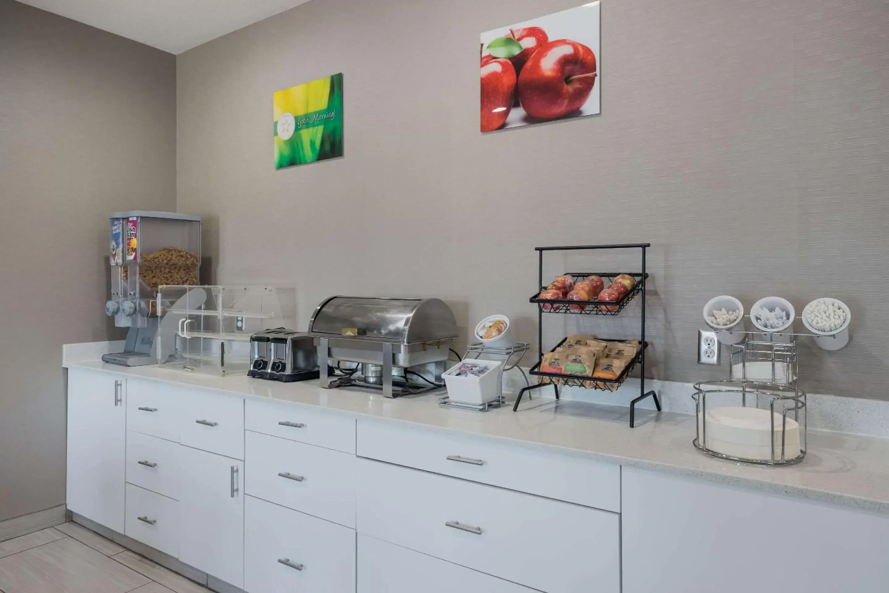 Restaurant/places to eat, Kitchen/Kitchenette in Quality Inn & Suites Blue Springs - Kansas City