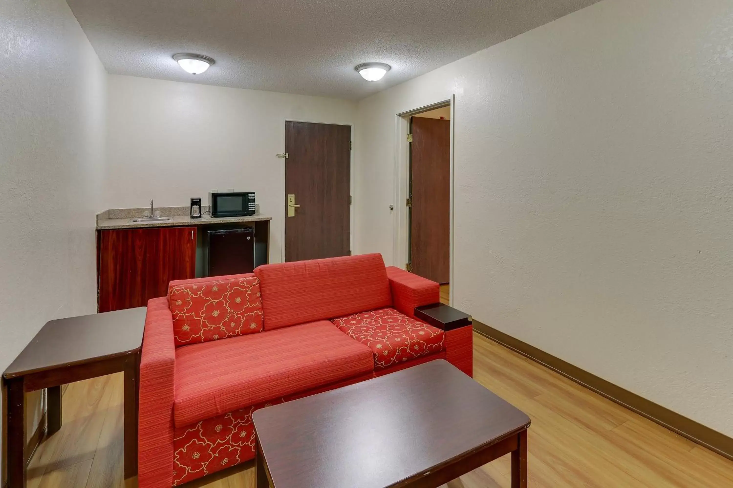 Living room in Red Roof Inn Springfield, OH