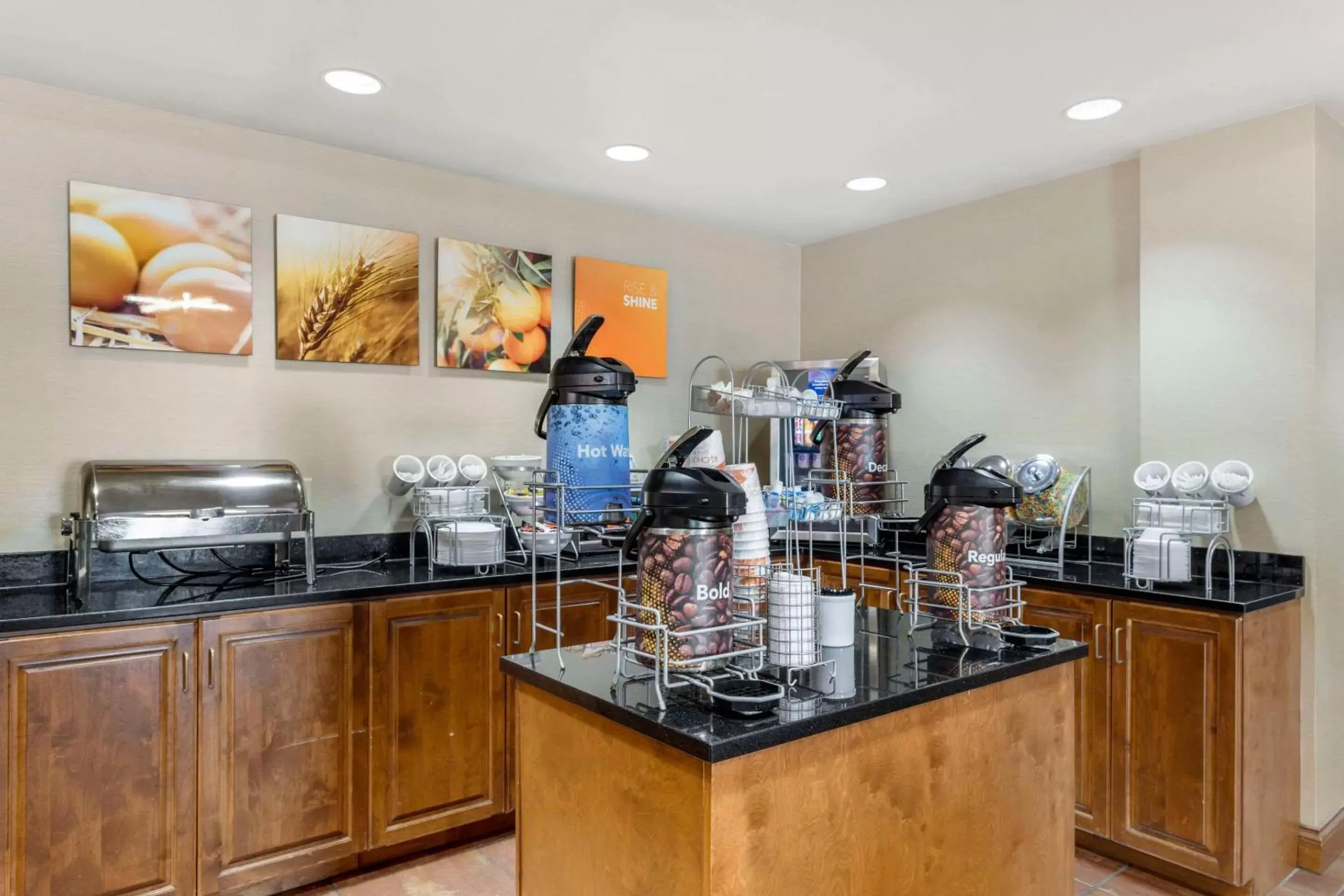 Breakfast, Kitchen/Kitchenette in Comfort Suites East Knoxville