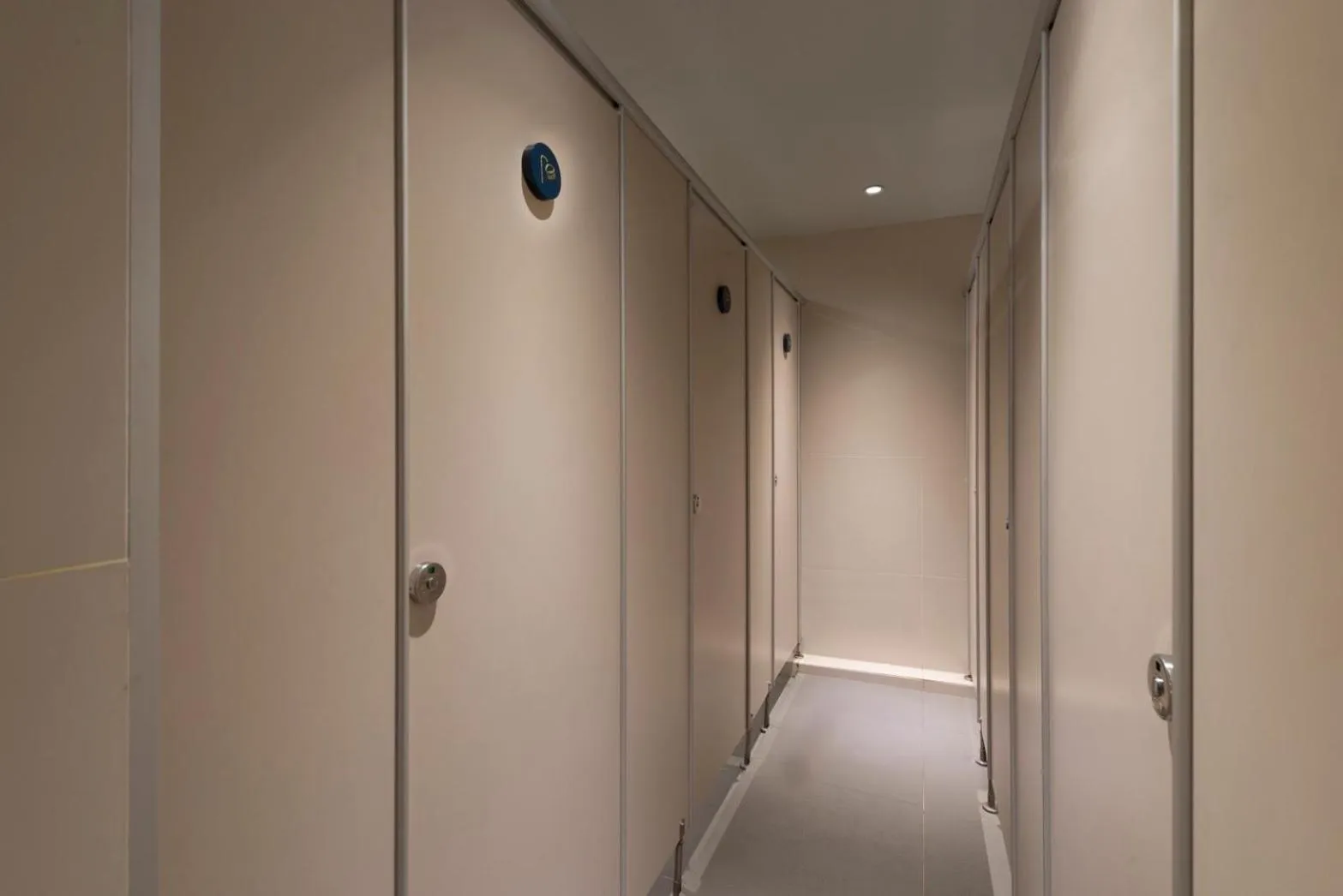 Kinnon Deluxe Hostel Coworking Cafe