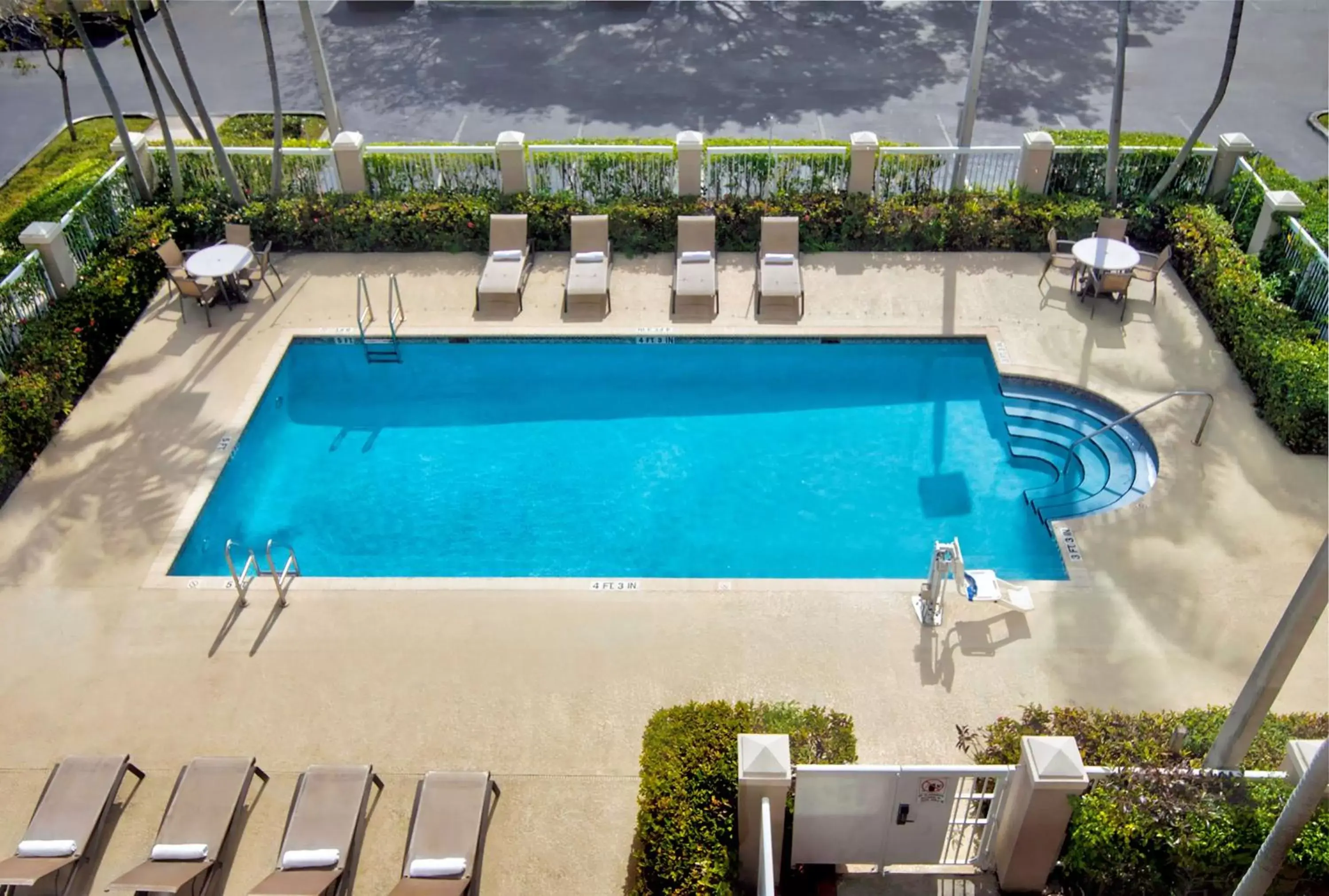 Pool View in Hampton Inn Ft Lauderdale Airport North