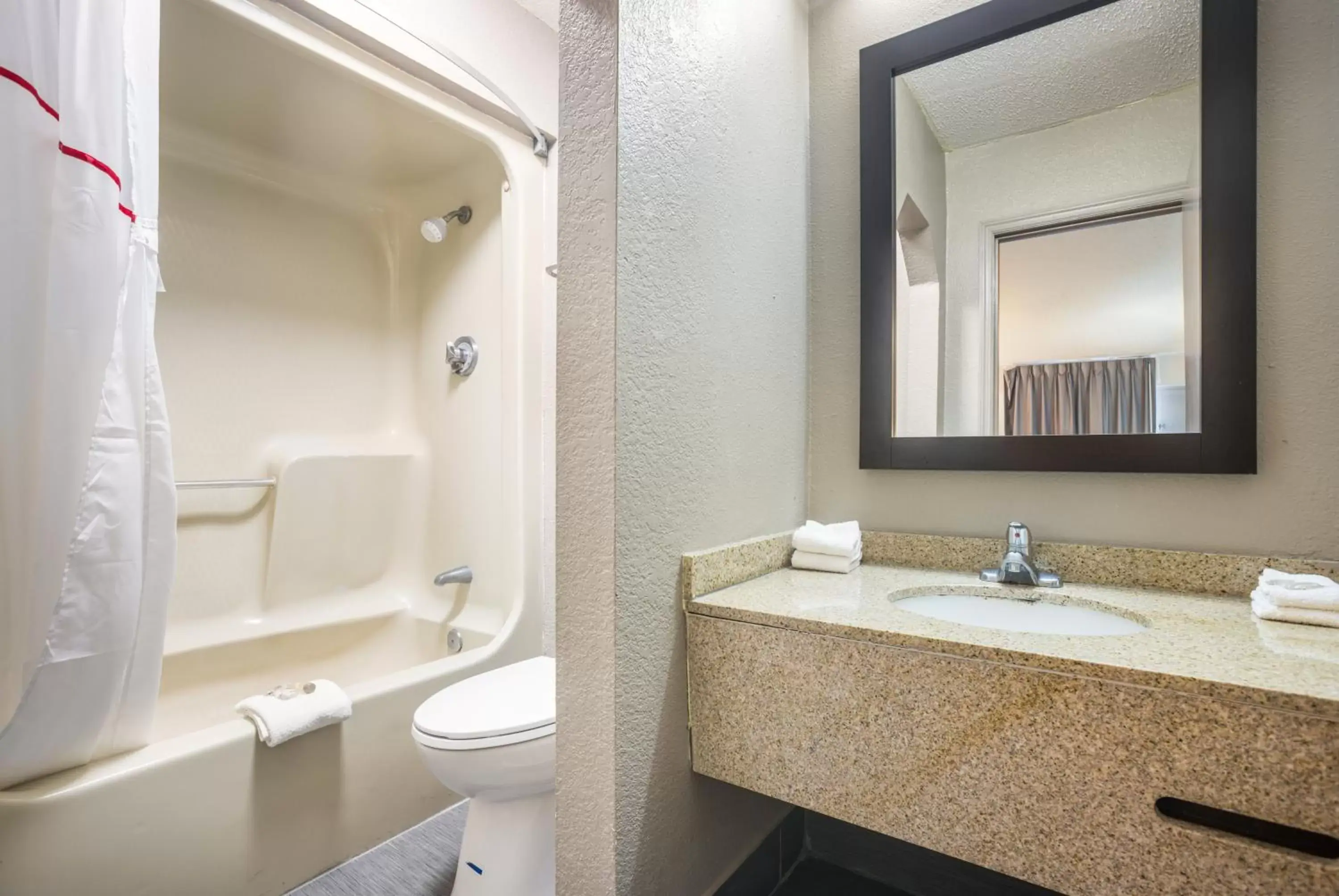 Bathroom in Red Roof Inn Savannah – Southside/Midtown