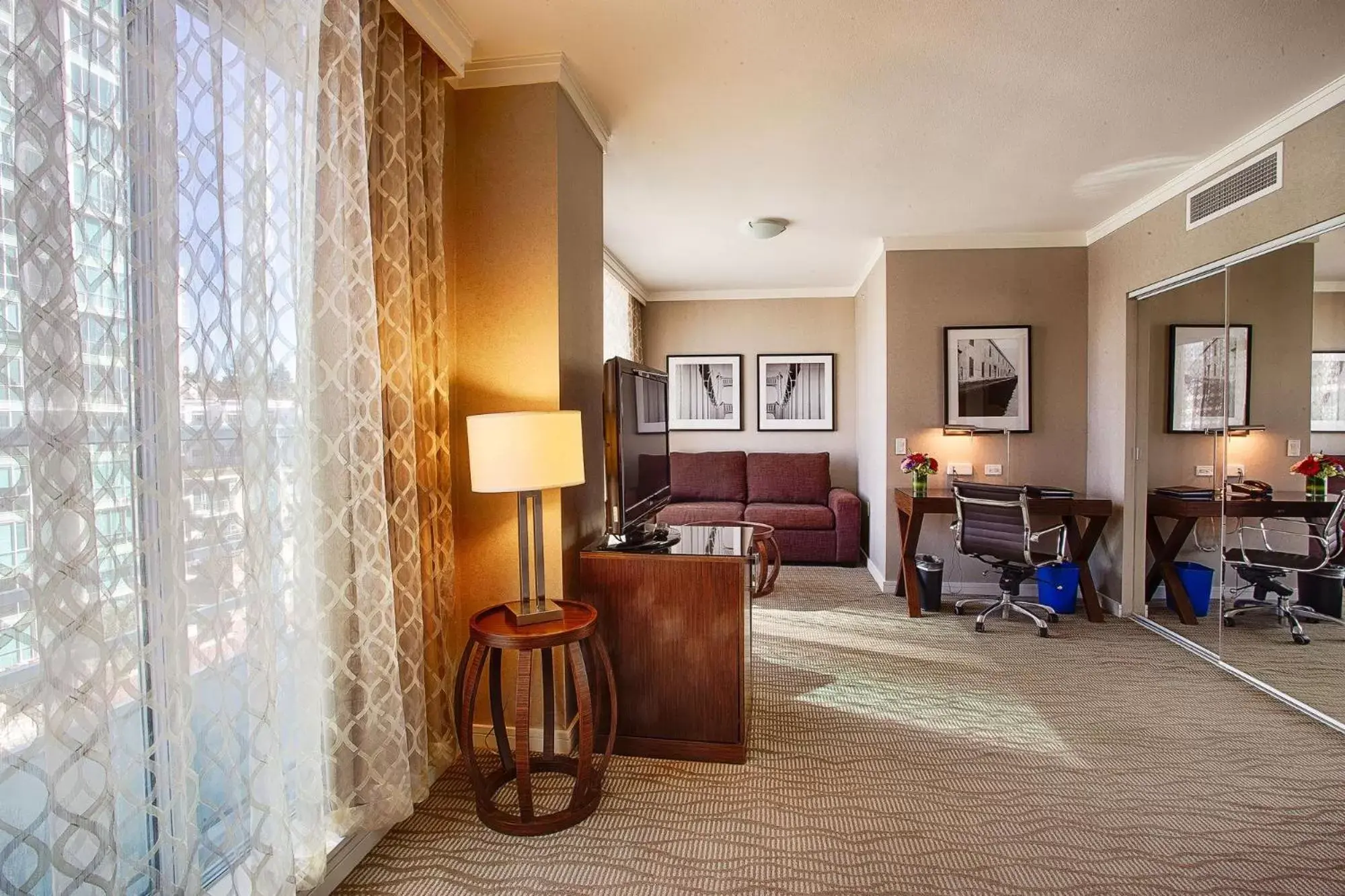 Living room in Pinnacle Hotel at the Pier