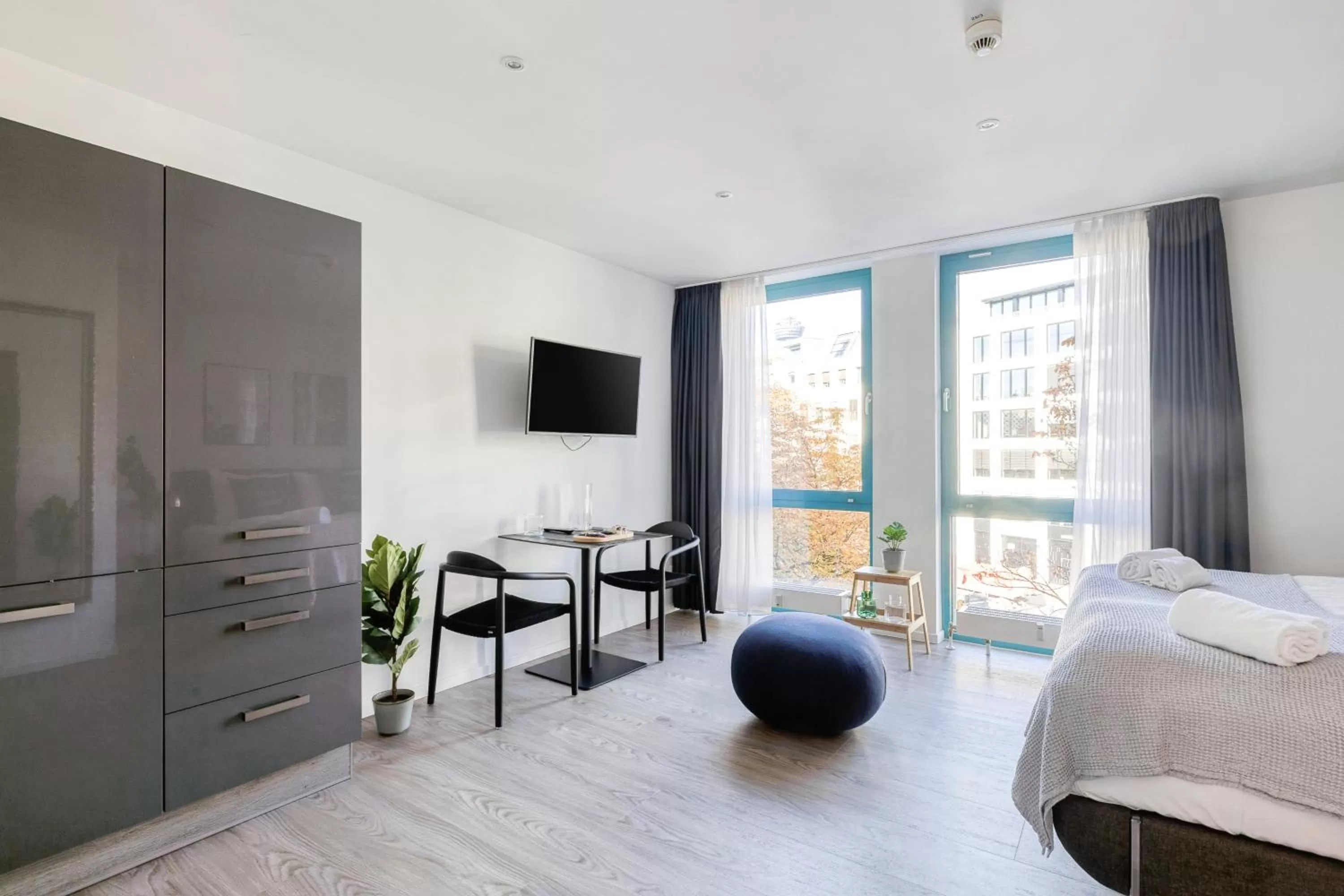 Seating area, Bed in Limehome Köln Friesenplatz - Digital Access