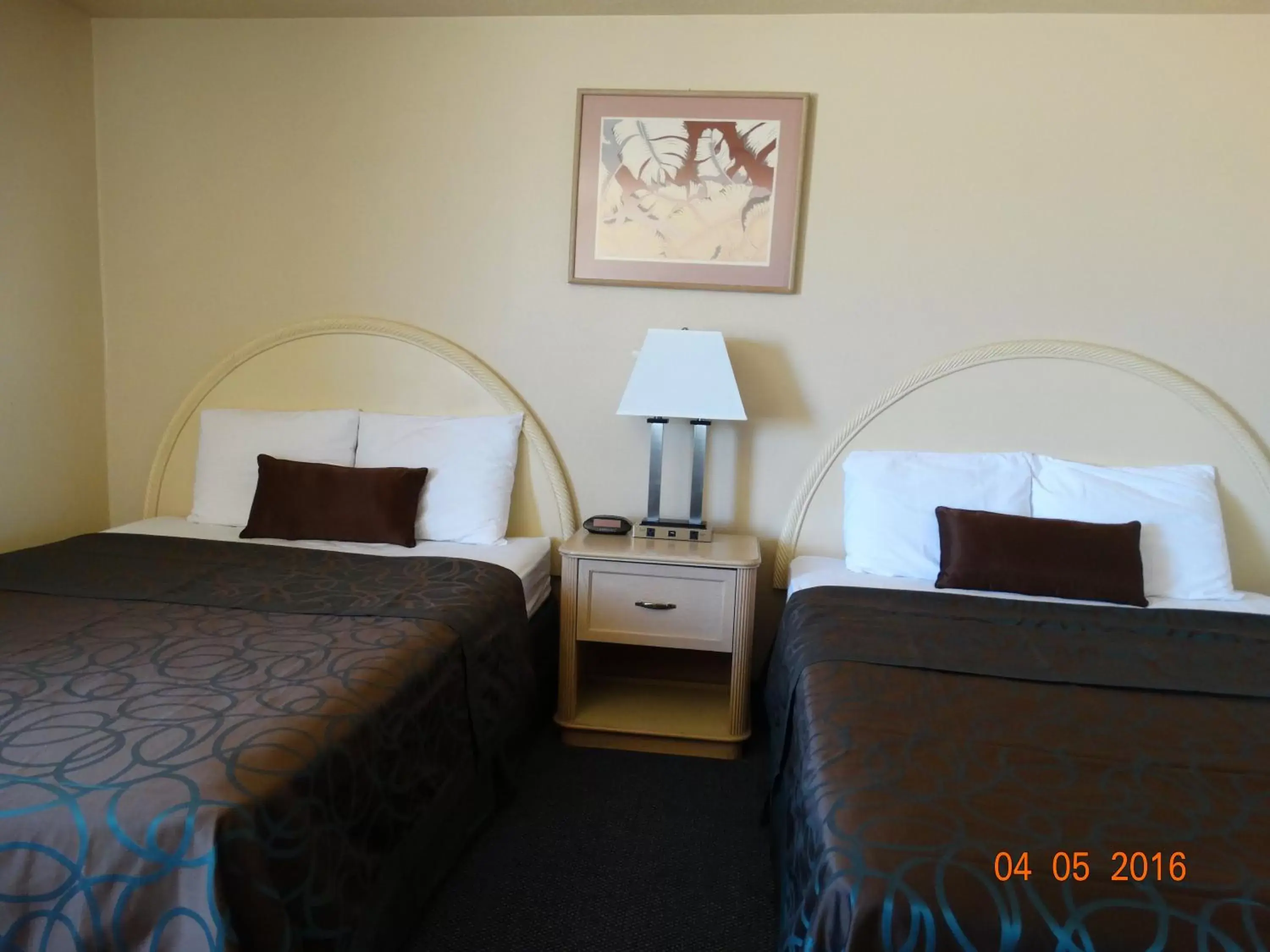 Photo of the whole room, Bed in Budget Motel