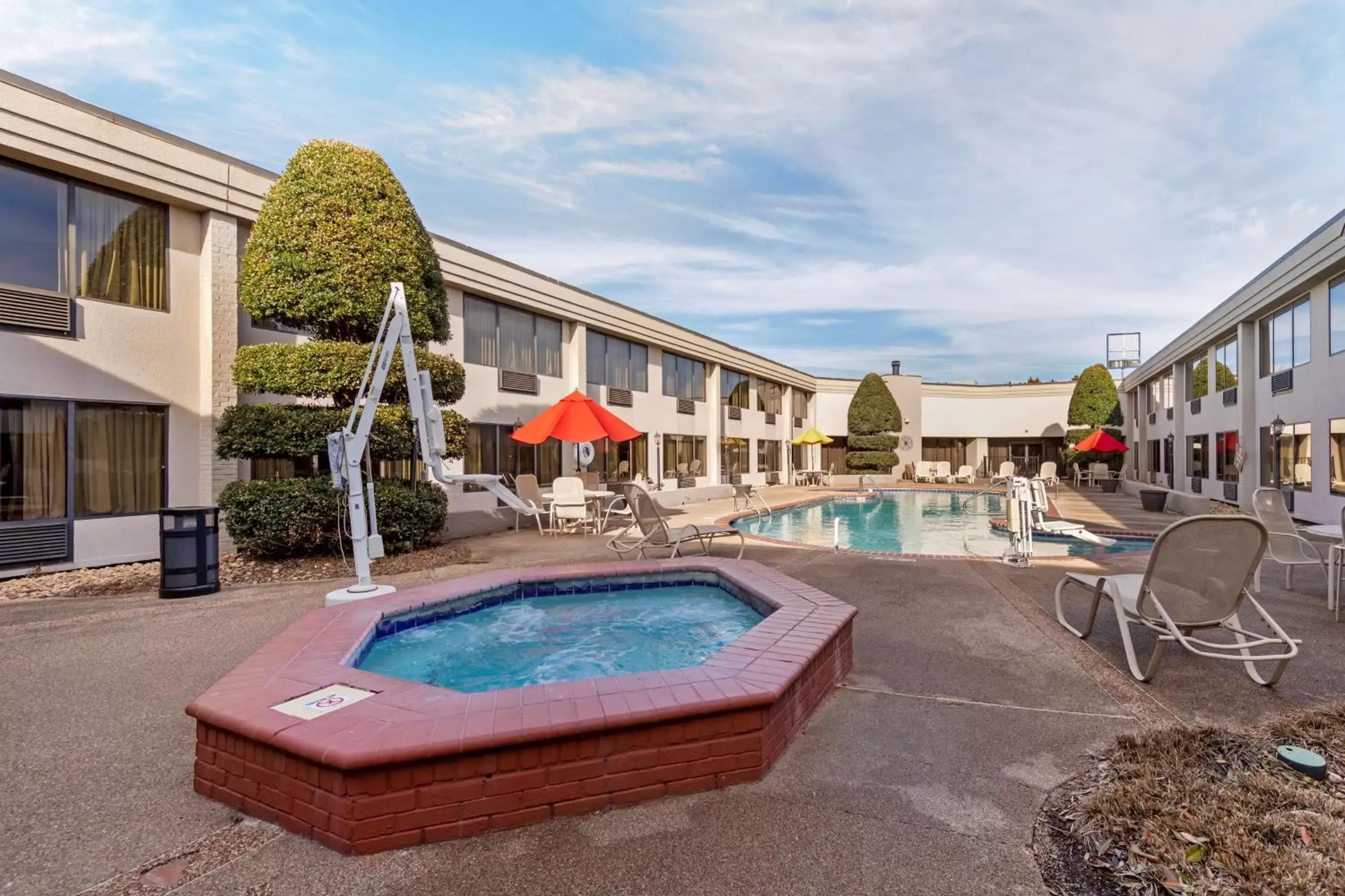 Pool view, Property Building in Best Western Plus Madison-Huntsville Hotel