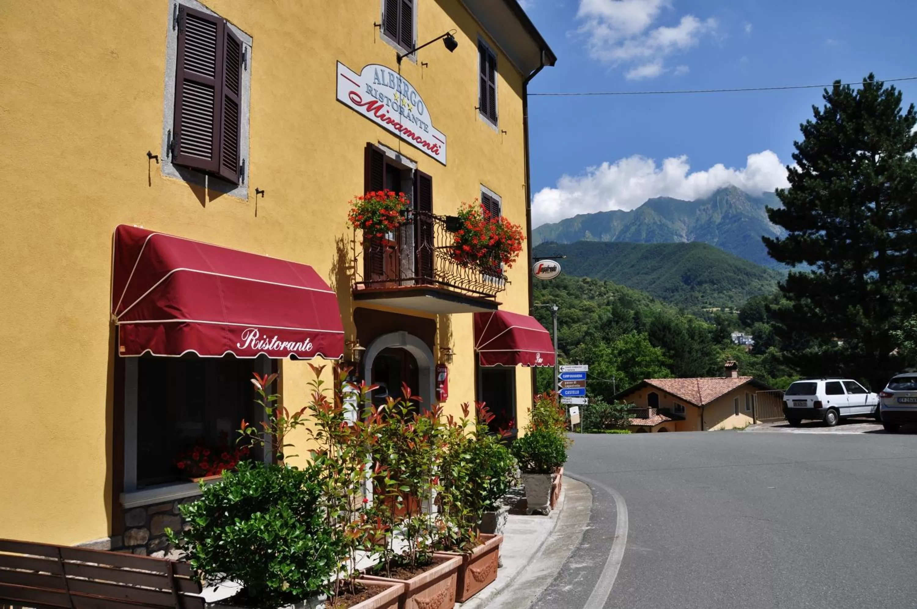 Facade/entrance in Albergo Miramonti