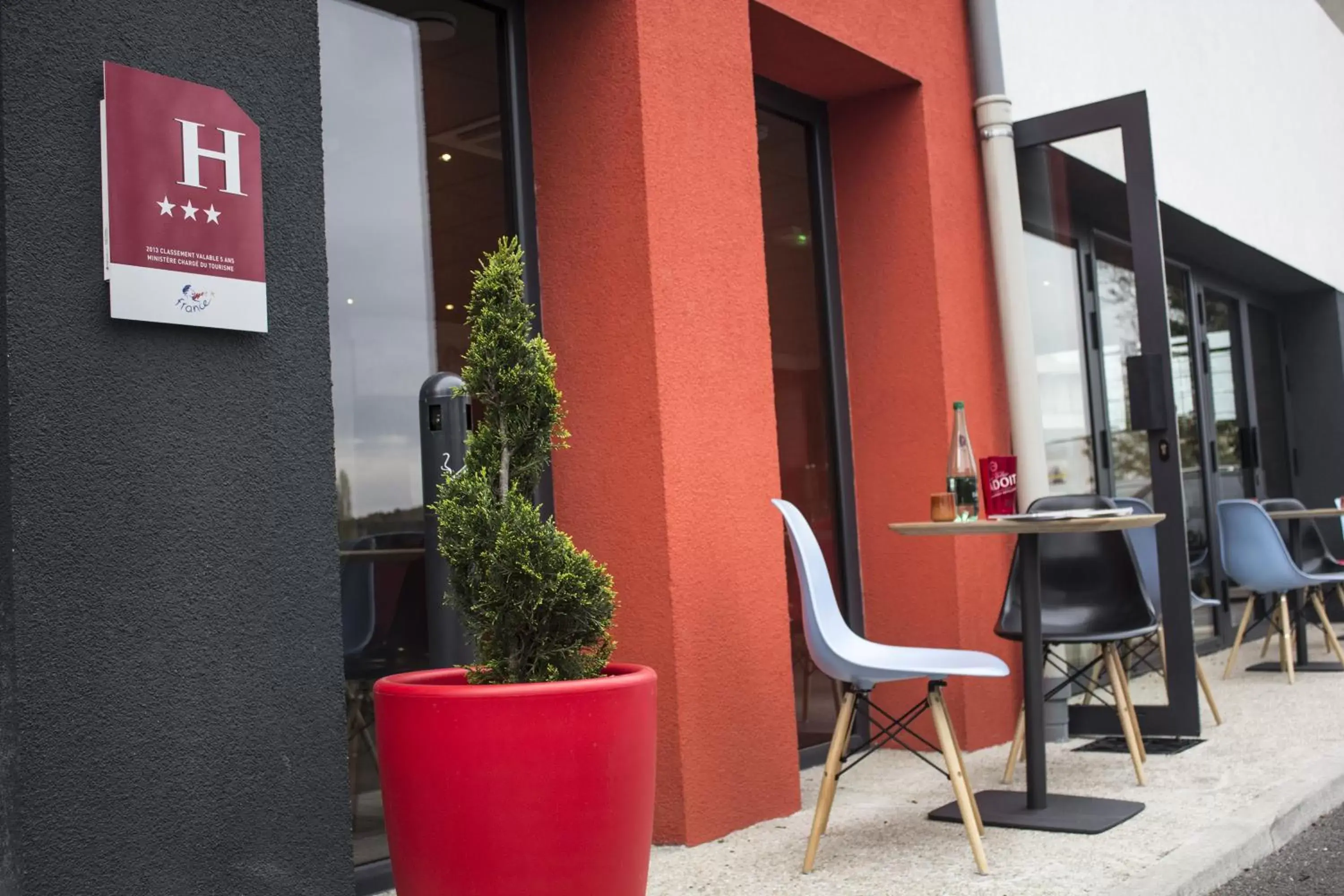 Facade/entrance in ibis Soissons Facade/entrance in ibis Soissons