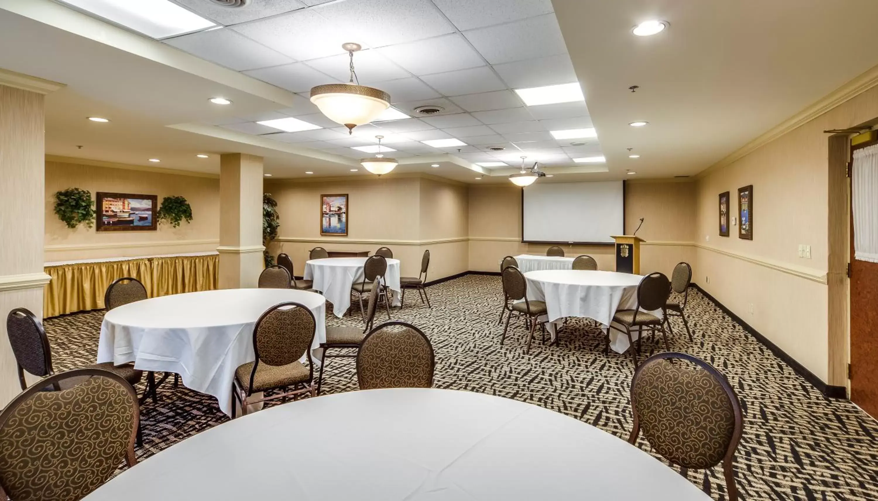 Banquet/Function facilities in Monte Carlo Inn Brampton