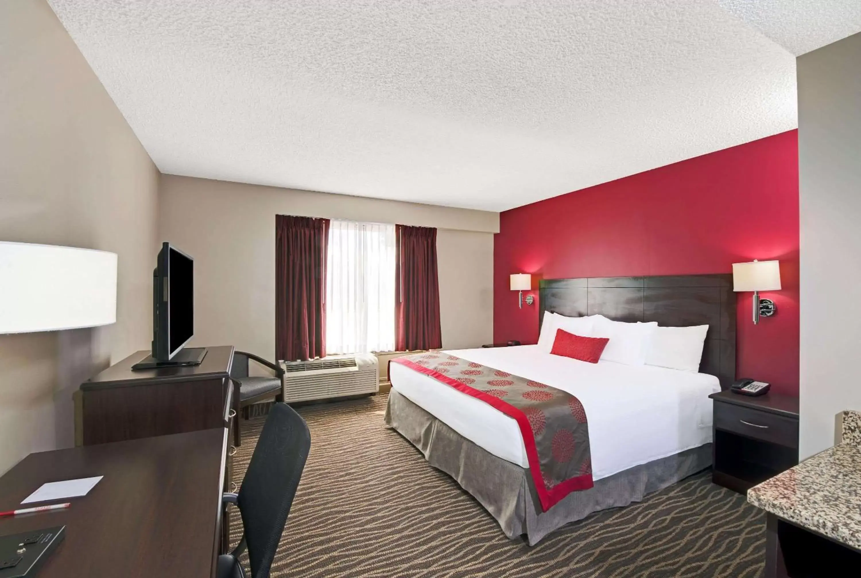 Photo of the whole room, Bed in Ramada by Wyndham Columbus Hotel & Conference Center
