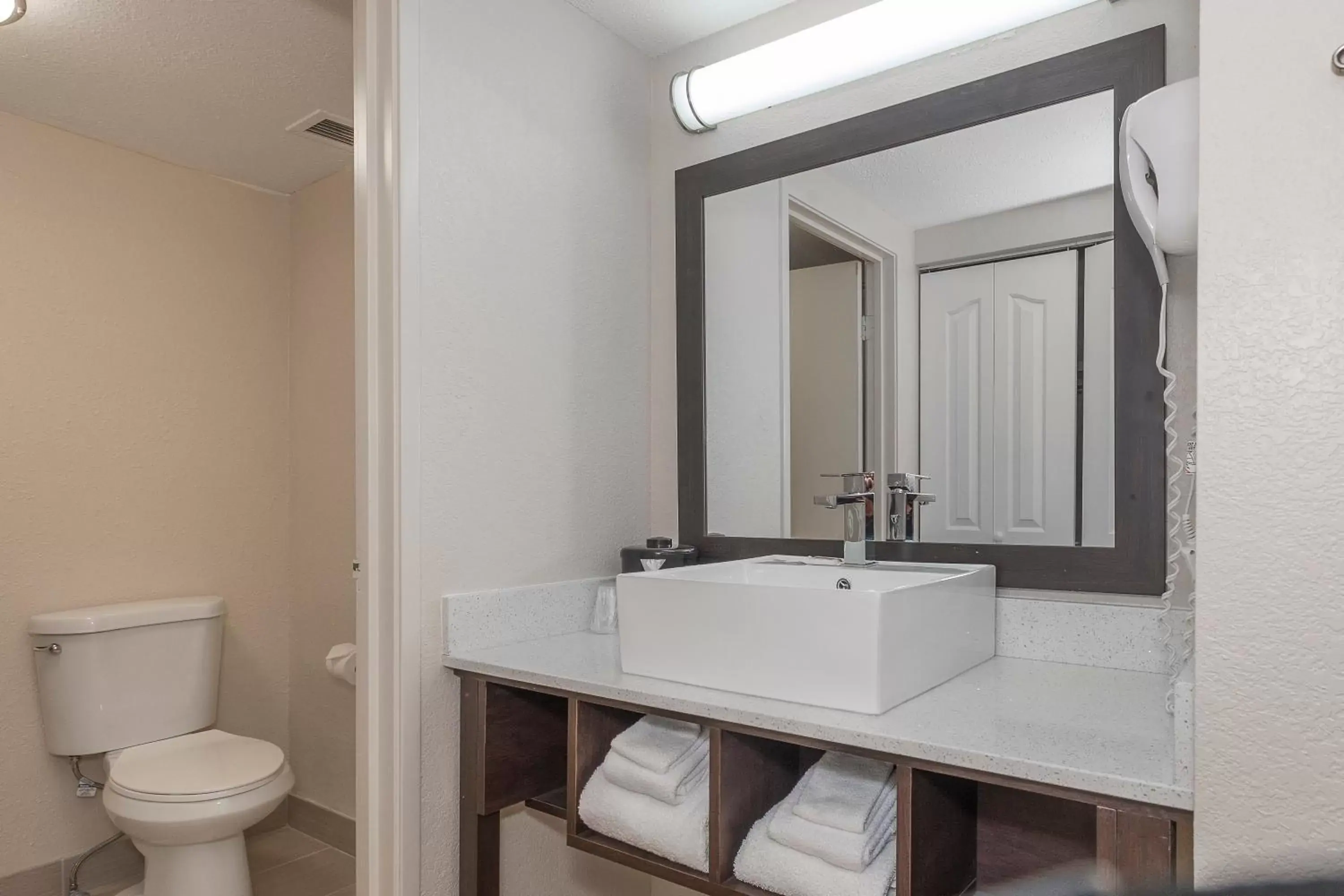 Bathroom in Red Roof Inn PLUS+ & Suites Knoxville West - Cedar Bluff