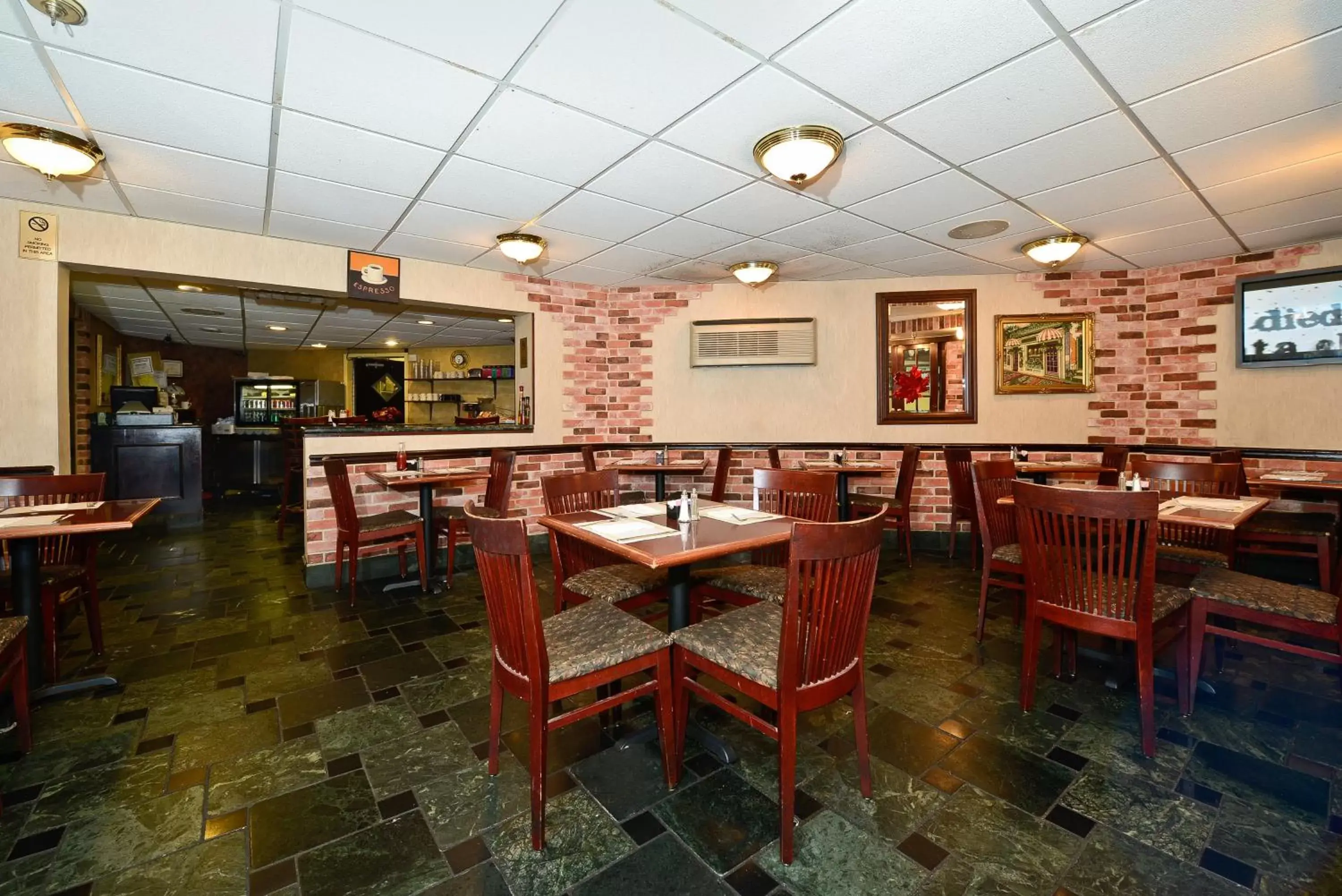 Restaurant/places to eat in Howard Johnson by Wyndham Newark Airport Restaurant/places to eat in Howard Johnson by Wyndham Newark Airport