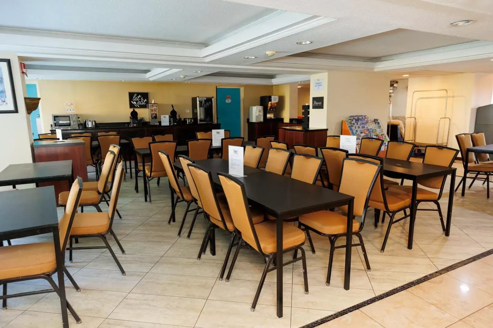 Breakfast, Restaurant/Places to Eat in Garnet Inn & Suites, Orlando