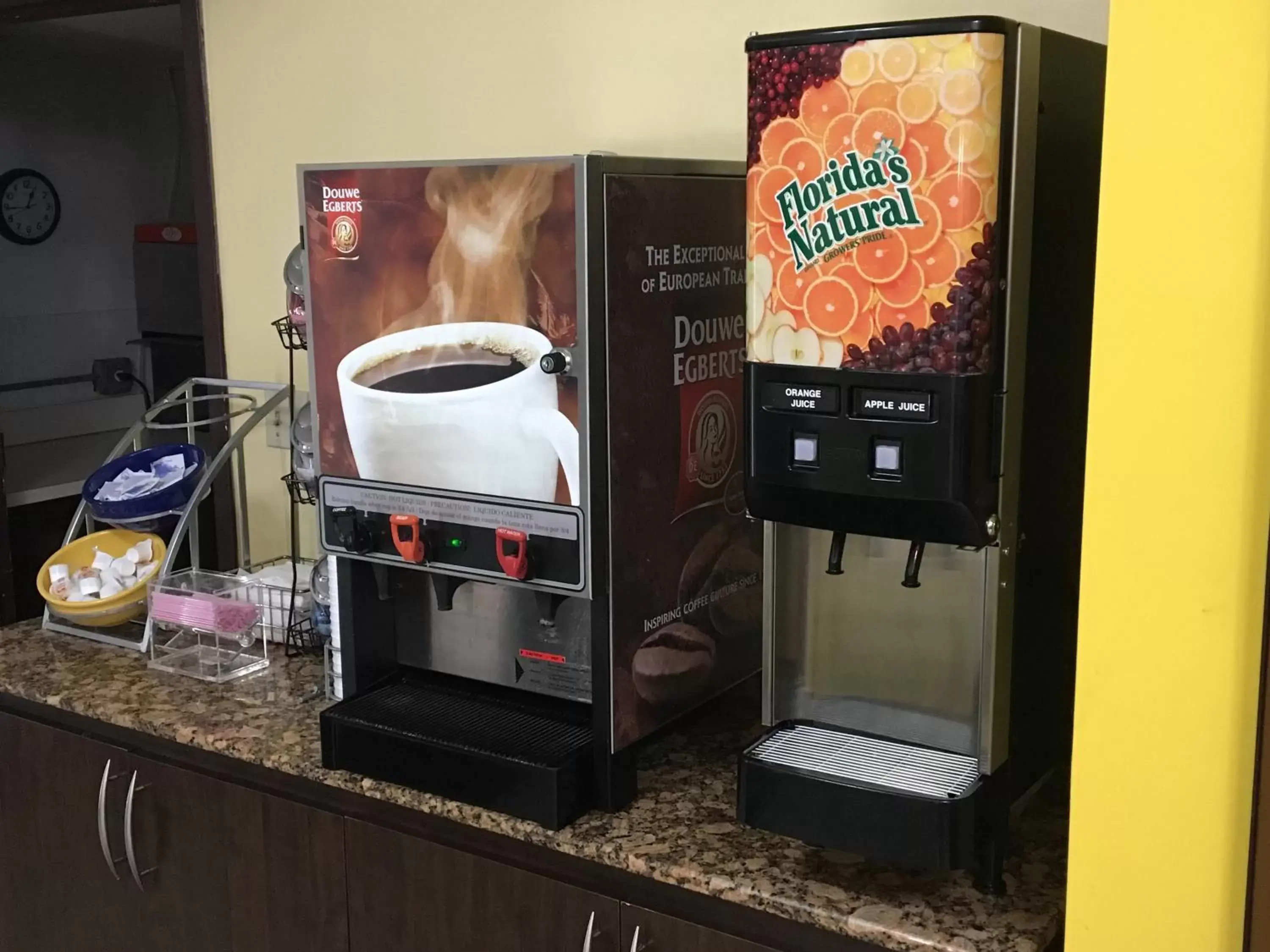 Coffee/tea facilities in Days Inn by Wyndham Florida City