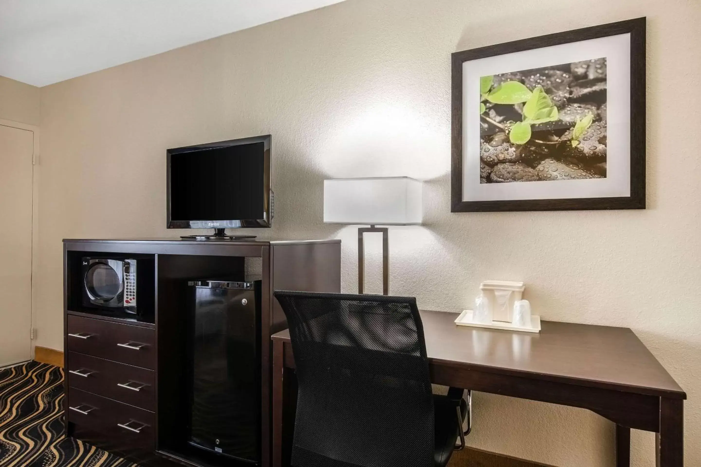 Photo of the whole room, TV/Entertainment Center in Quality Inn West Fort Worth