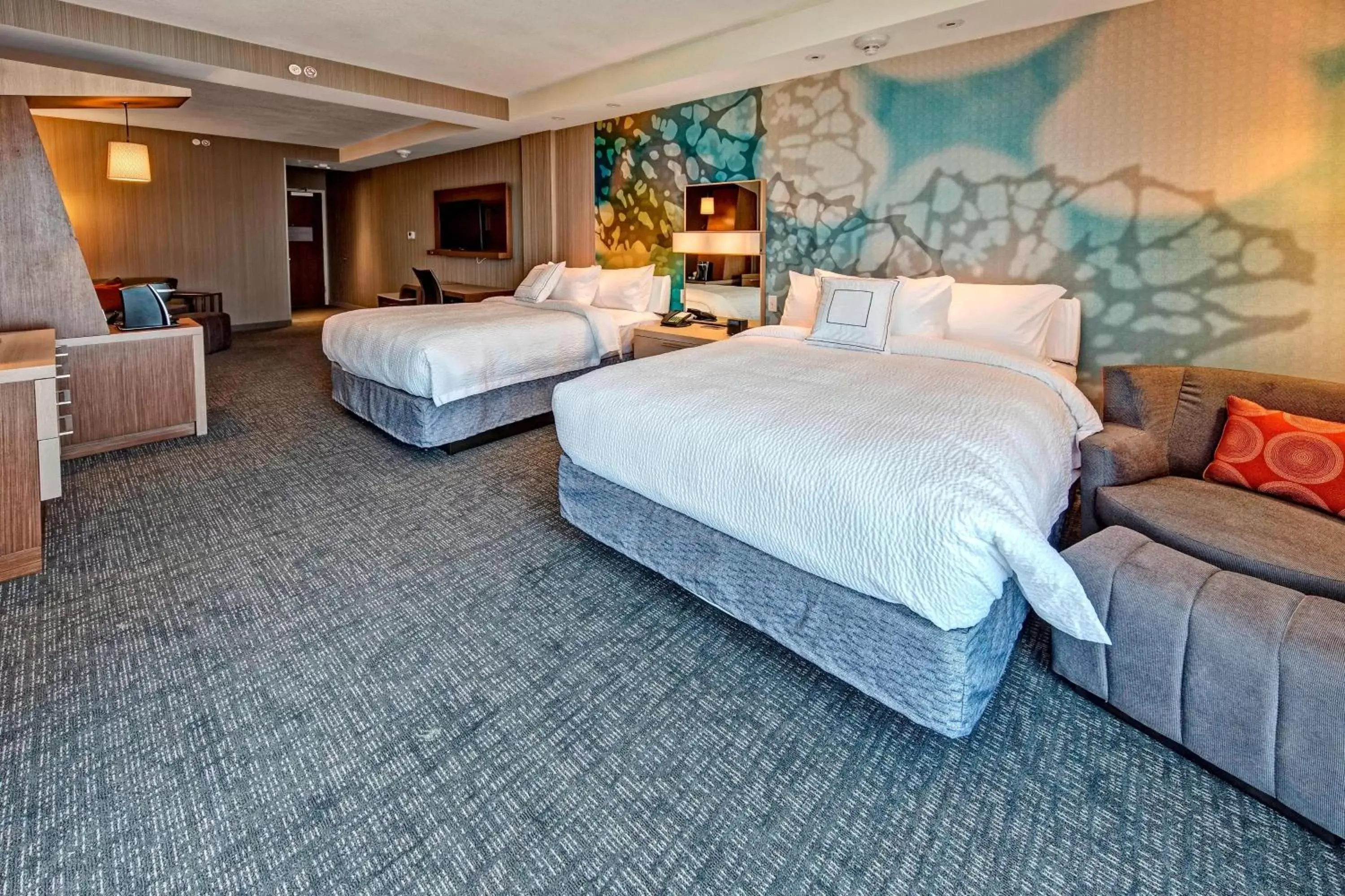 Photo of the whole room, Bed in Courtyard by Marriott Westbury Long Island