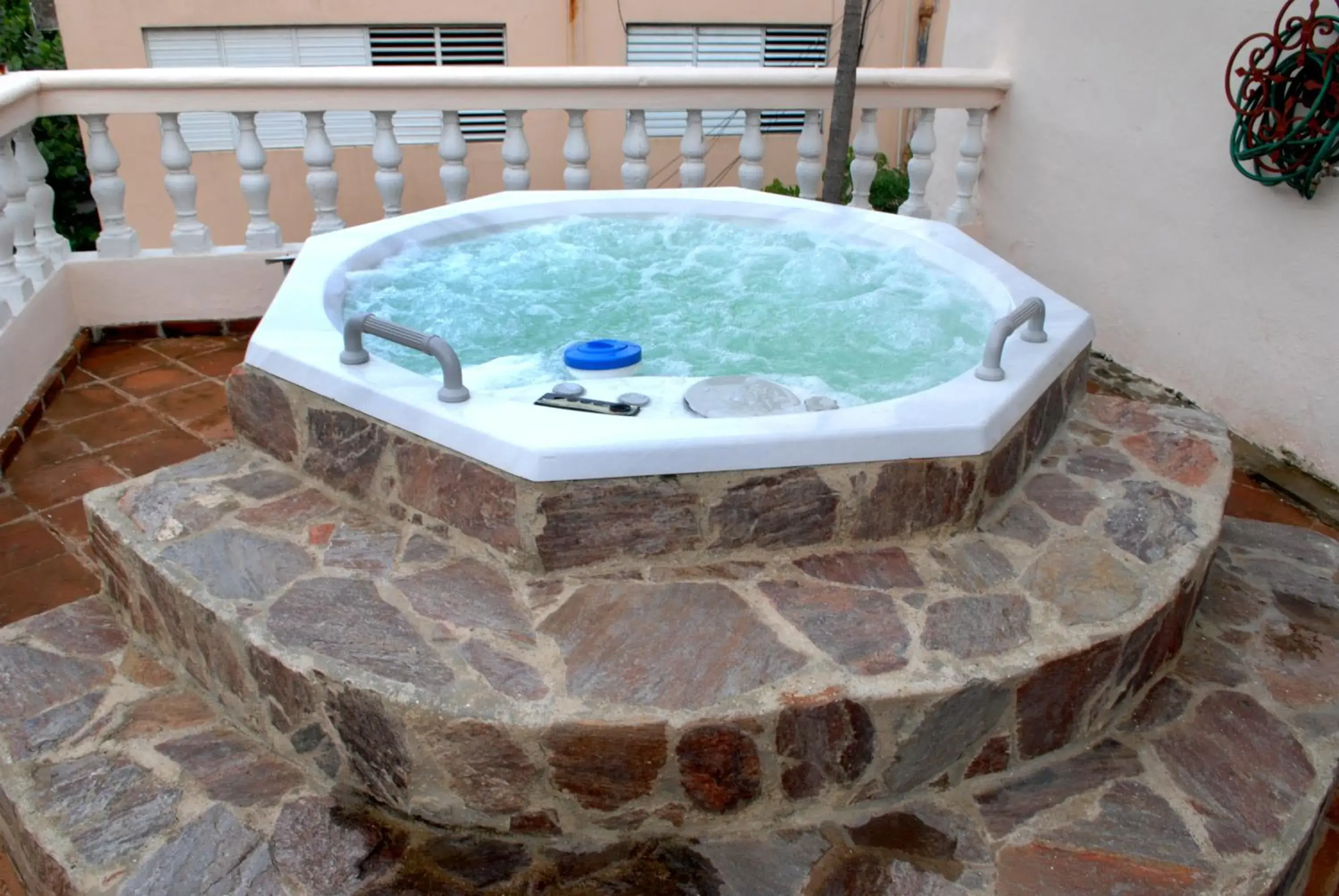 Hot Tub in Hotel Maison Gautreaux