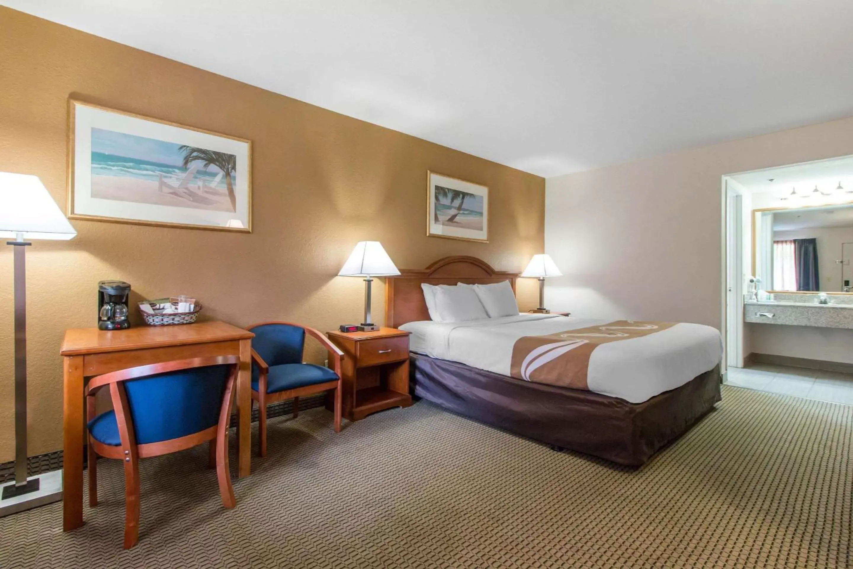 Photo of the whole room, Bed in Quality Inn & Suites Redwood Coast