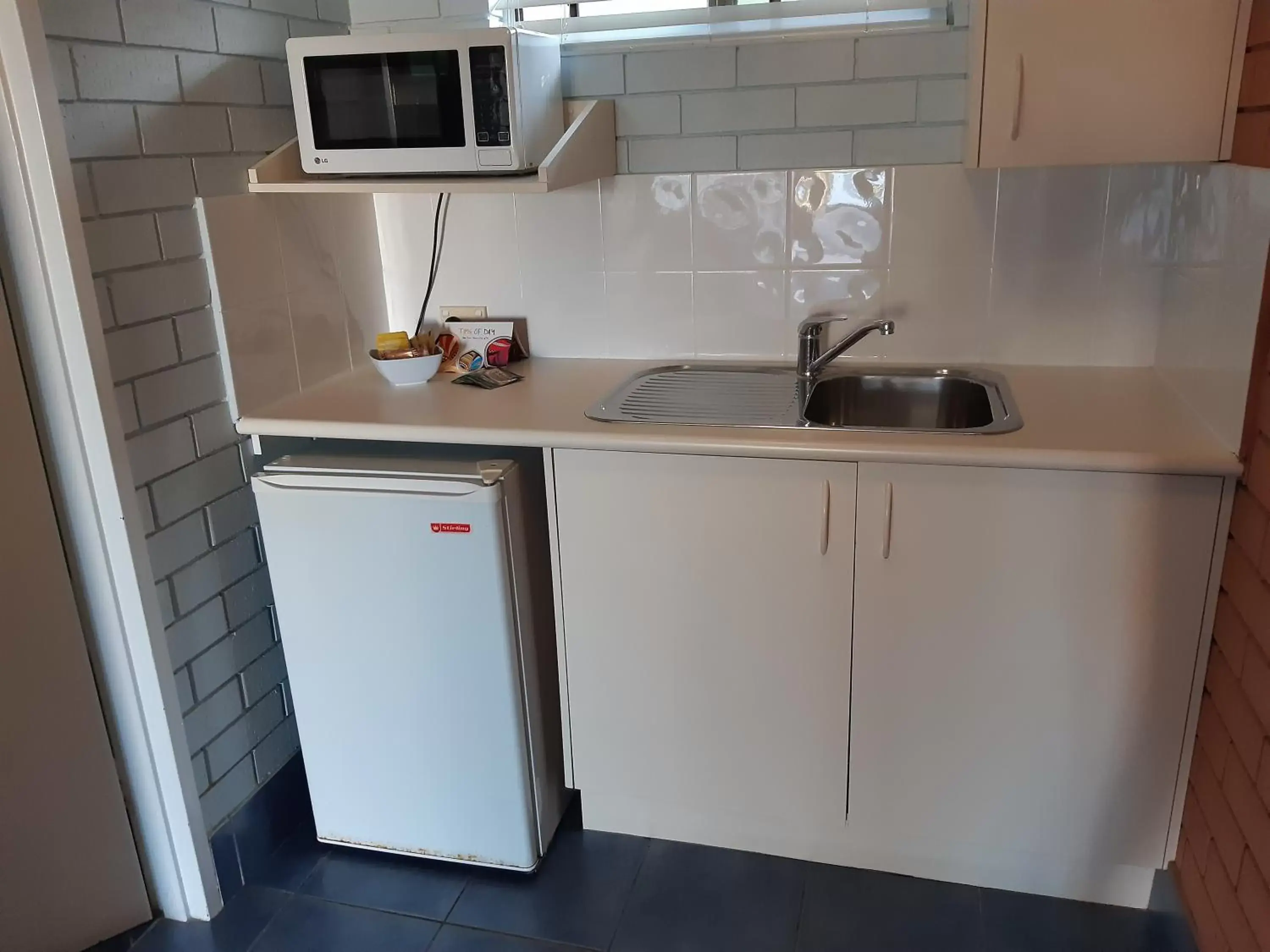 Kitchen or kitchenette, Kitchen/Kitchenette in Dolphins of Mollymook Motel and Fifth Green Apartments