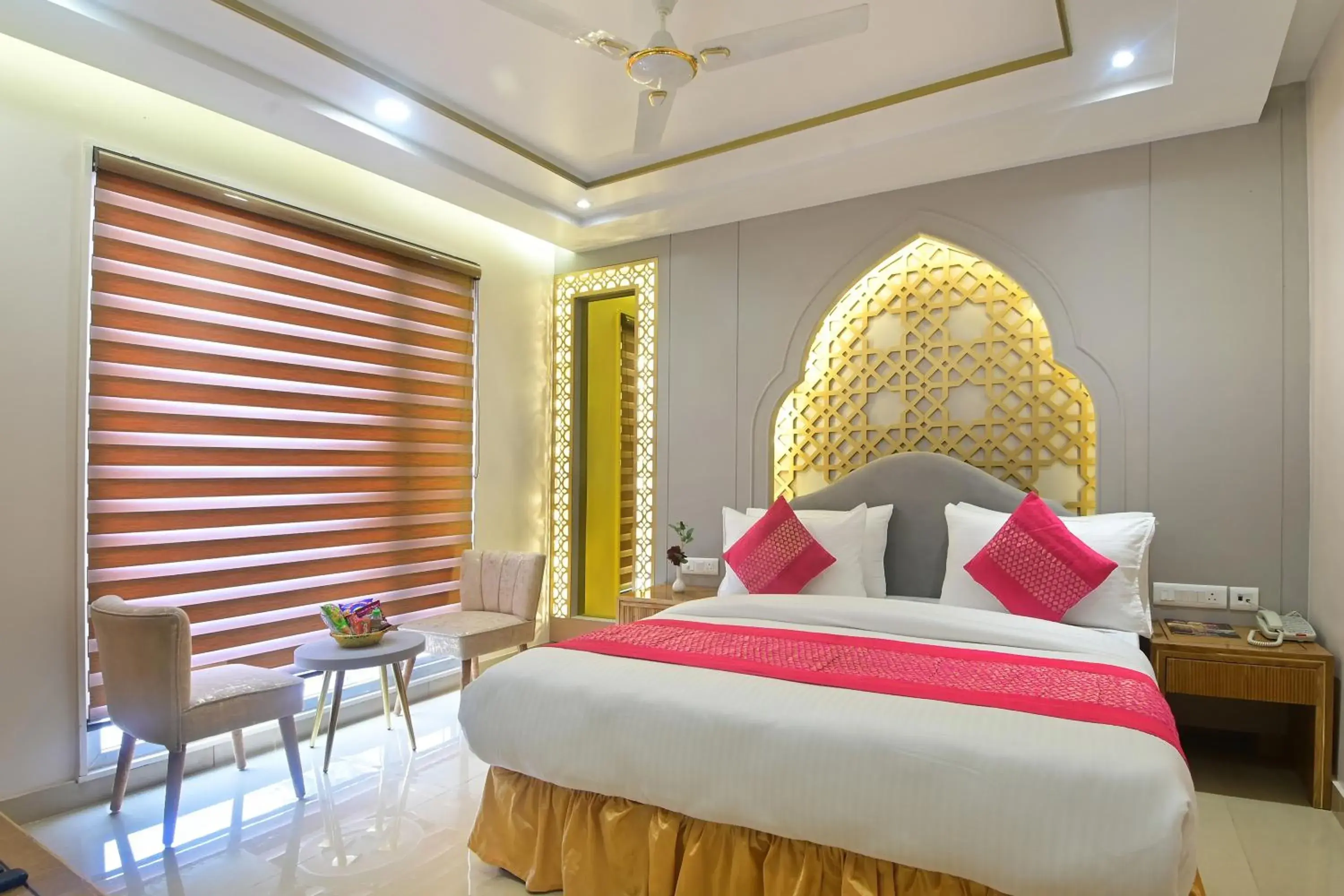 Bed in Hotel Gold Palace - 03 Mins Walk From New Delhi Railway Station