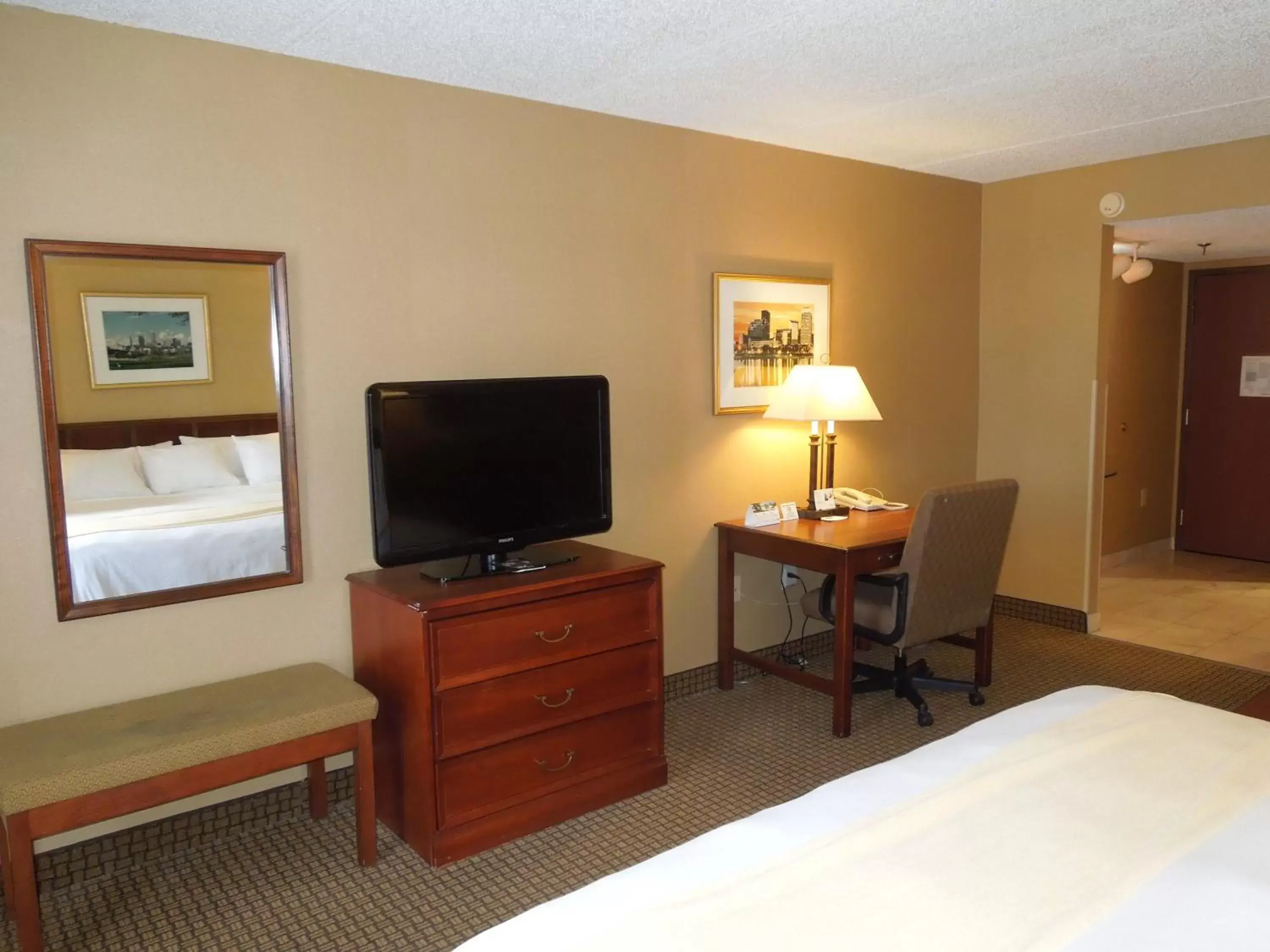 Bedroom, TV/Entertainment Center in Radisson Cleveland Airport