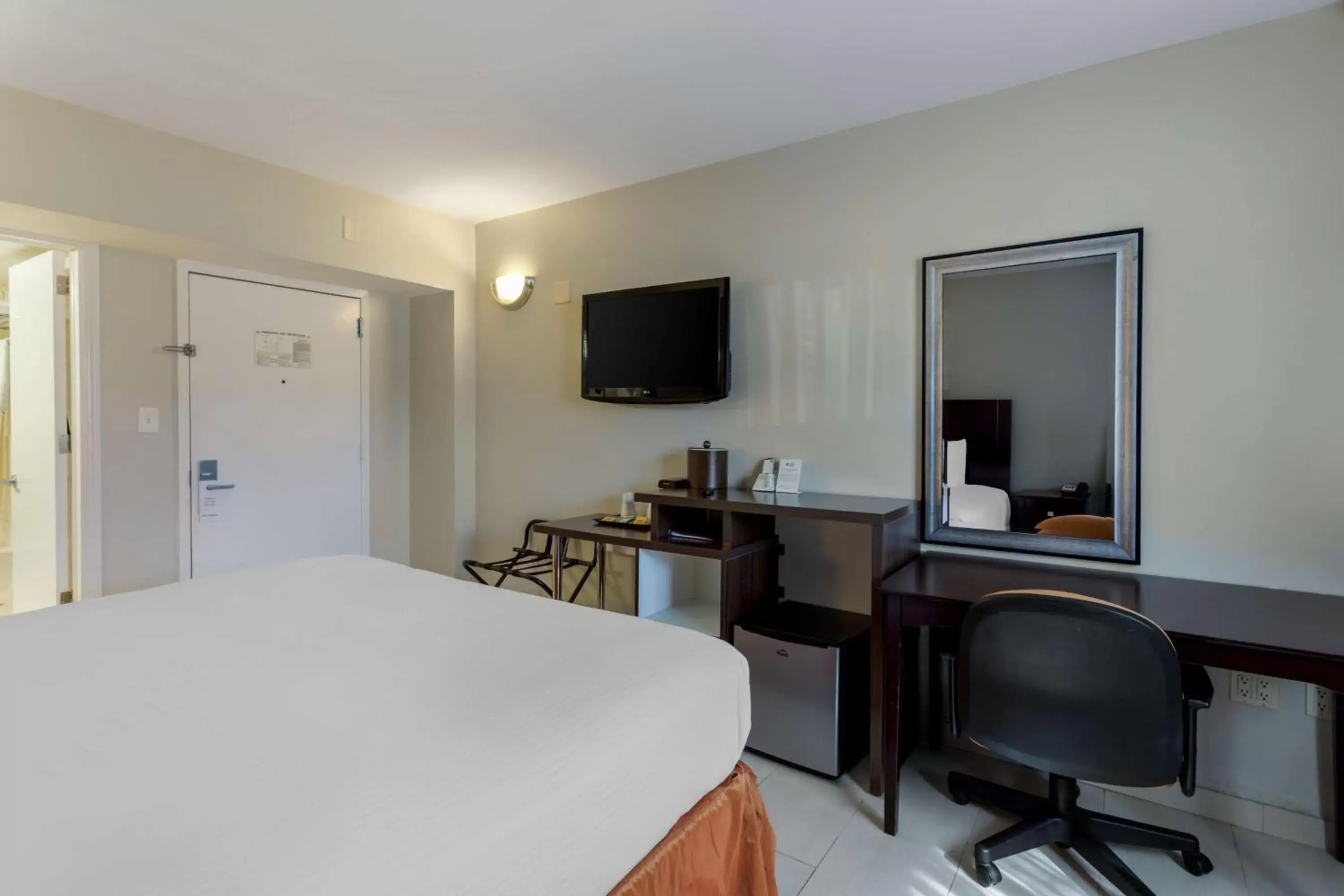 Bedroom, TV/Entertainment Center in Best Western Plus Brooklyn Bay Hotel