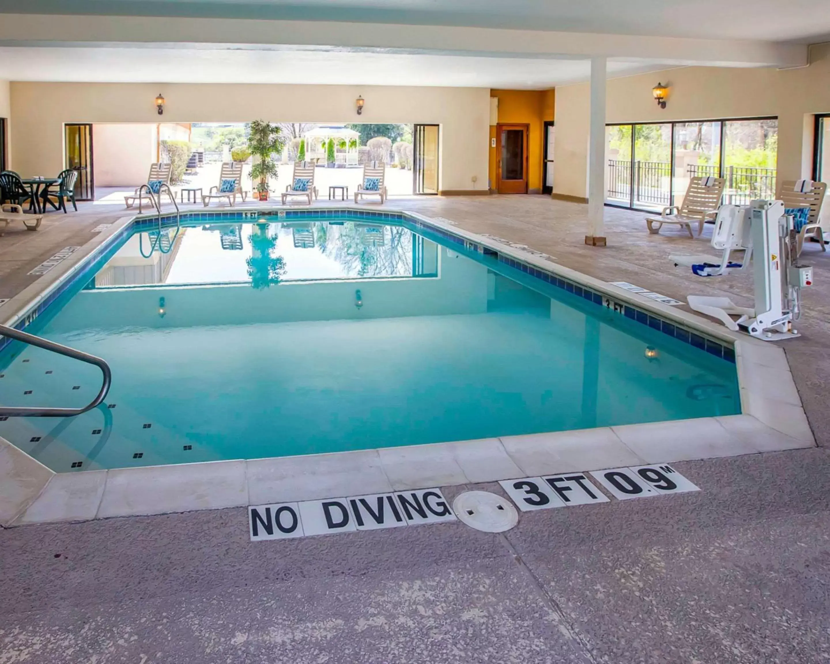 On site, Swimming Pool in Comfort Suites University Area Notre Dame-South Bend