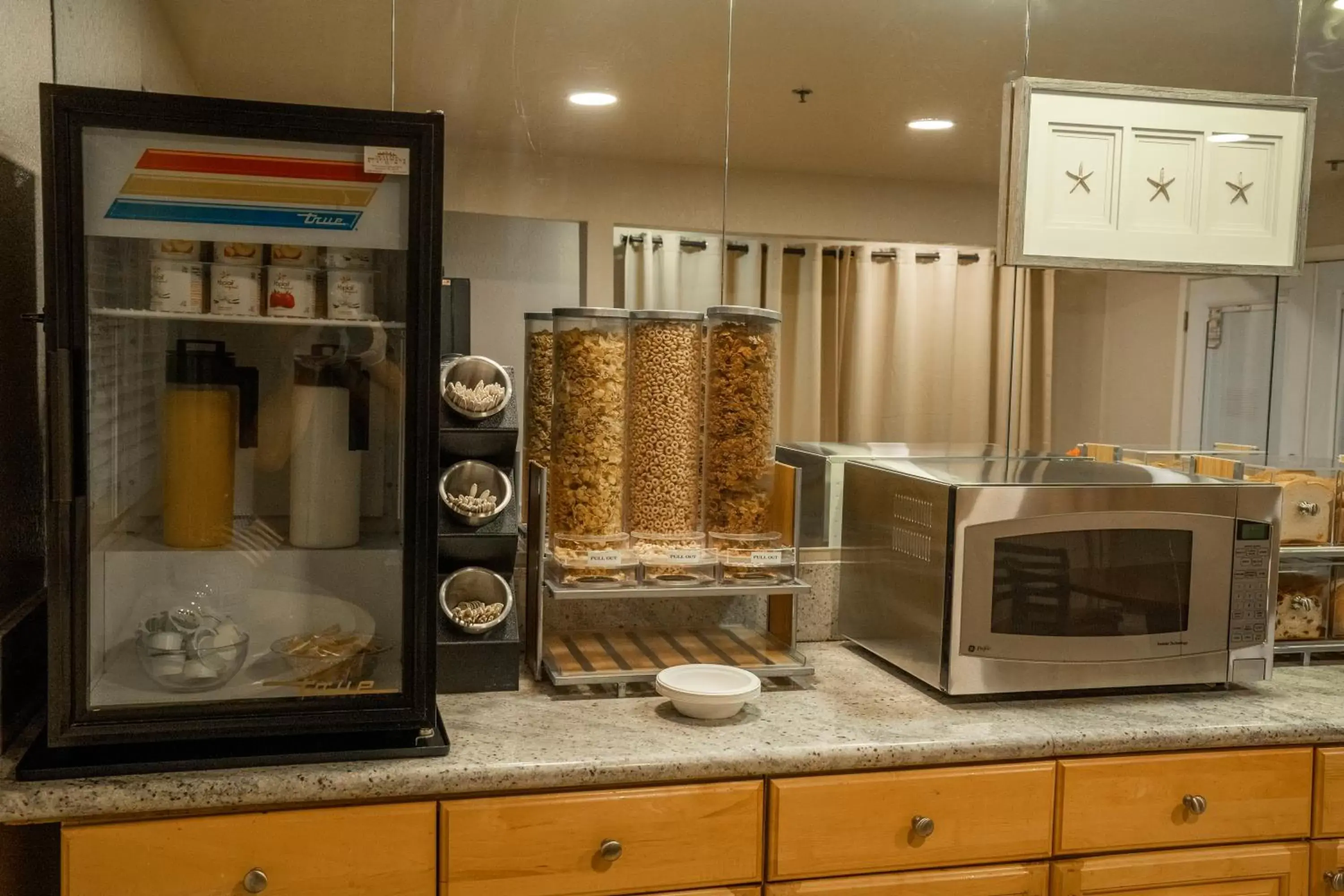 Breakfast, Kitchen/Kitchenette in Americas Best Value Inn Lynnwood