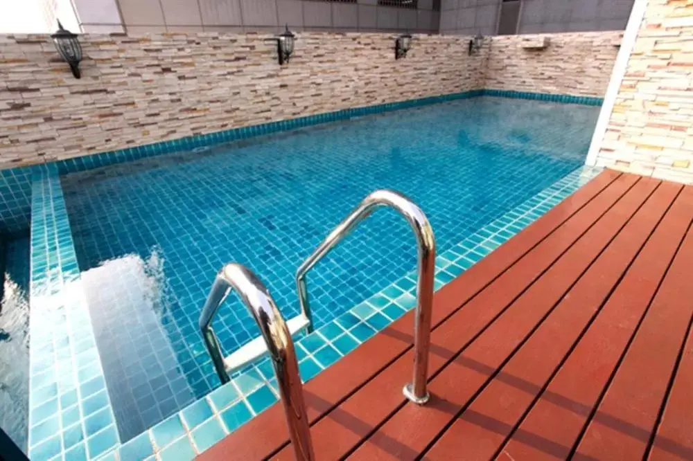 Swimming Pool in Rongratana Executive Residence