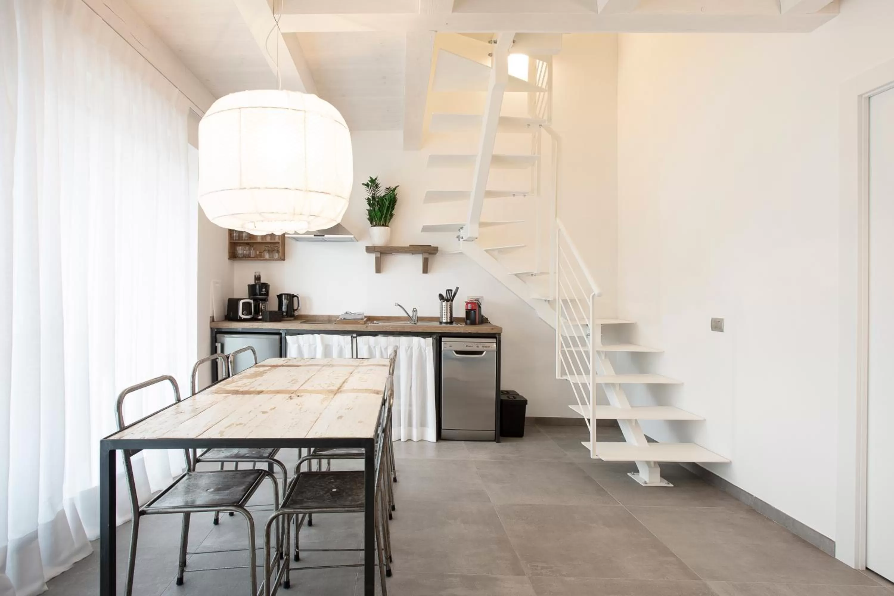 Kitchen or kitchenette, Dining Area in Sunset Residence