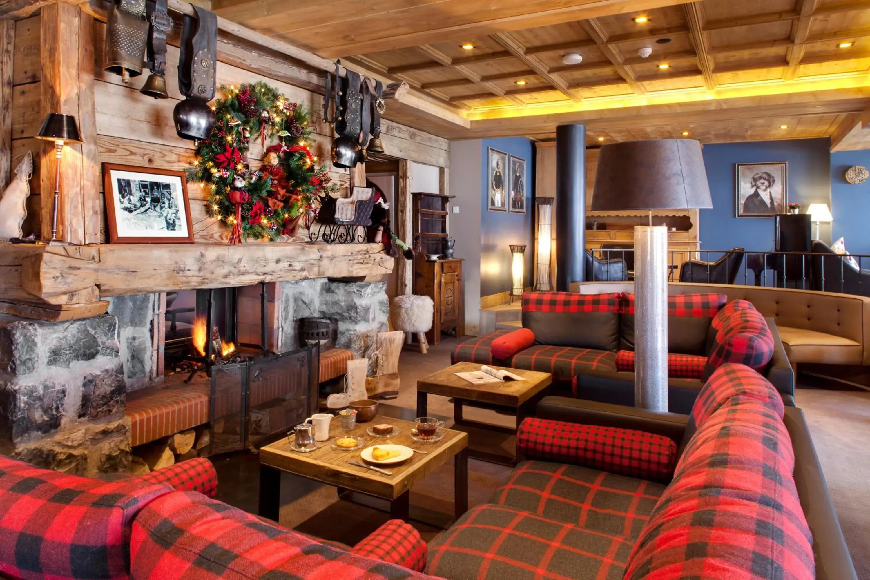 Lounge or bar in Chalet-Hotel La Marmotte, La Tapiaz & SPA, The Originals Relais (Hotel-Chalet de Tradition)