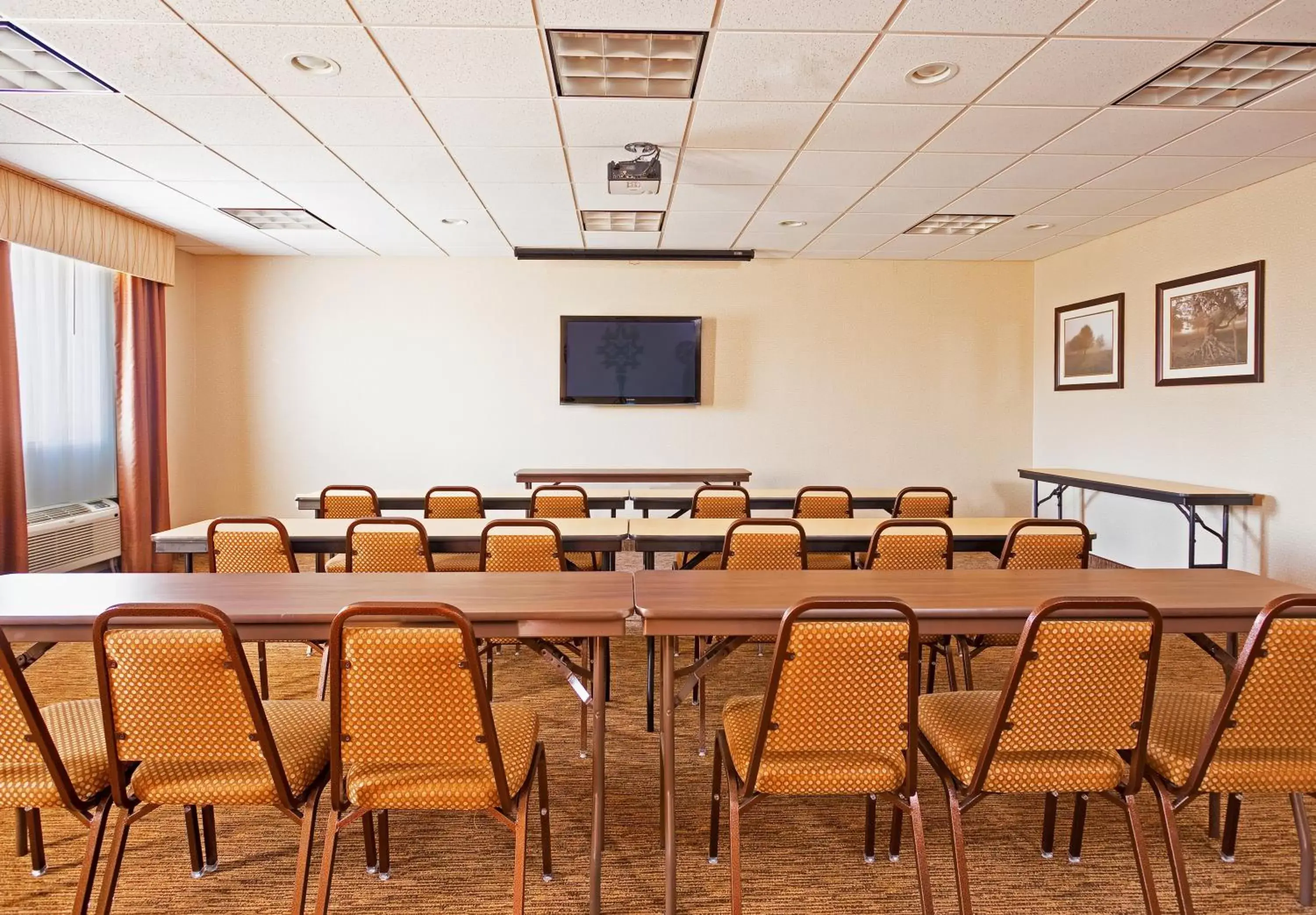 Meeting/conference room in Holiday Inn Express Hotel & Suites Byram, an IHG Hotel