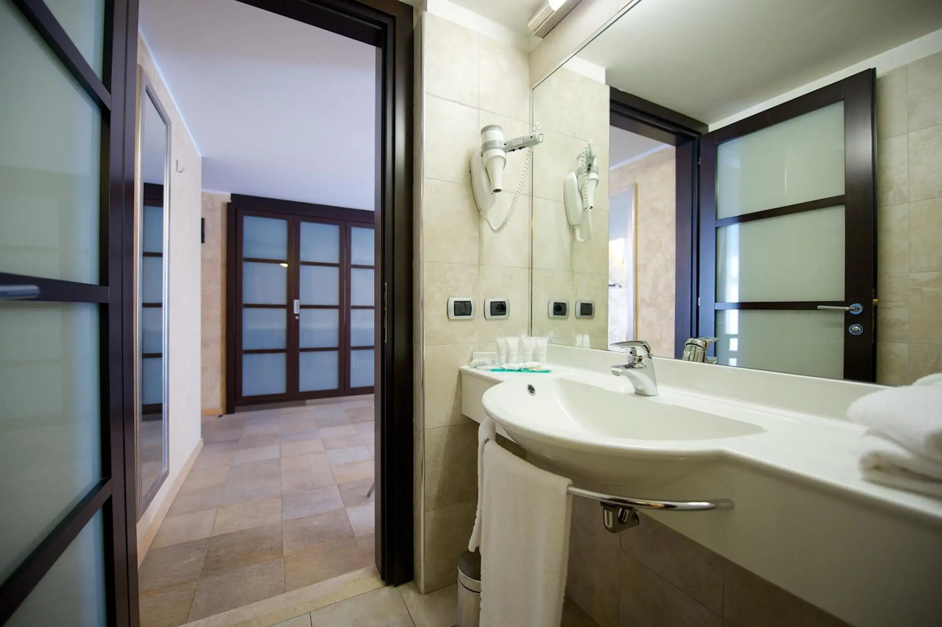 Shower, Bathroom in Best Western Crystal Palace Hotel