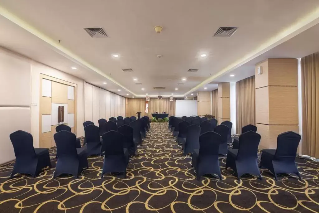 Meeting/conference room in Quest Hotel Darmo - Surabaya by ASTON