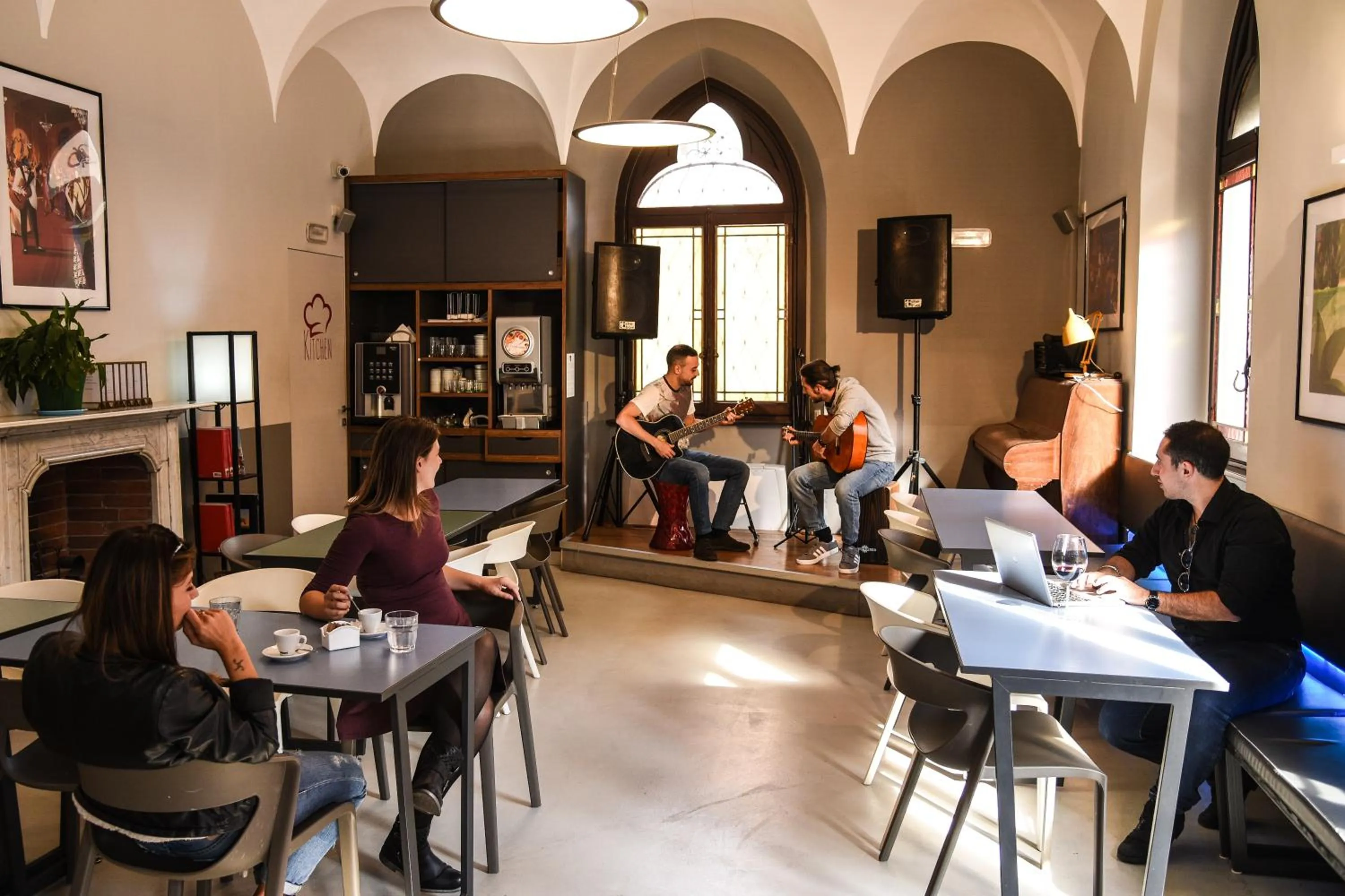 Babila Hostel & Bistrot