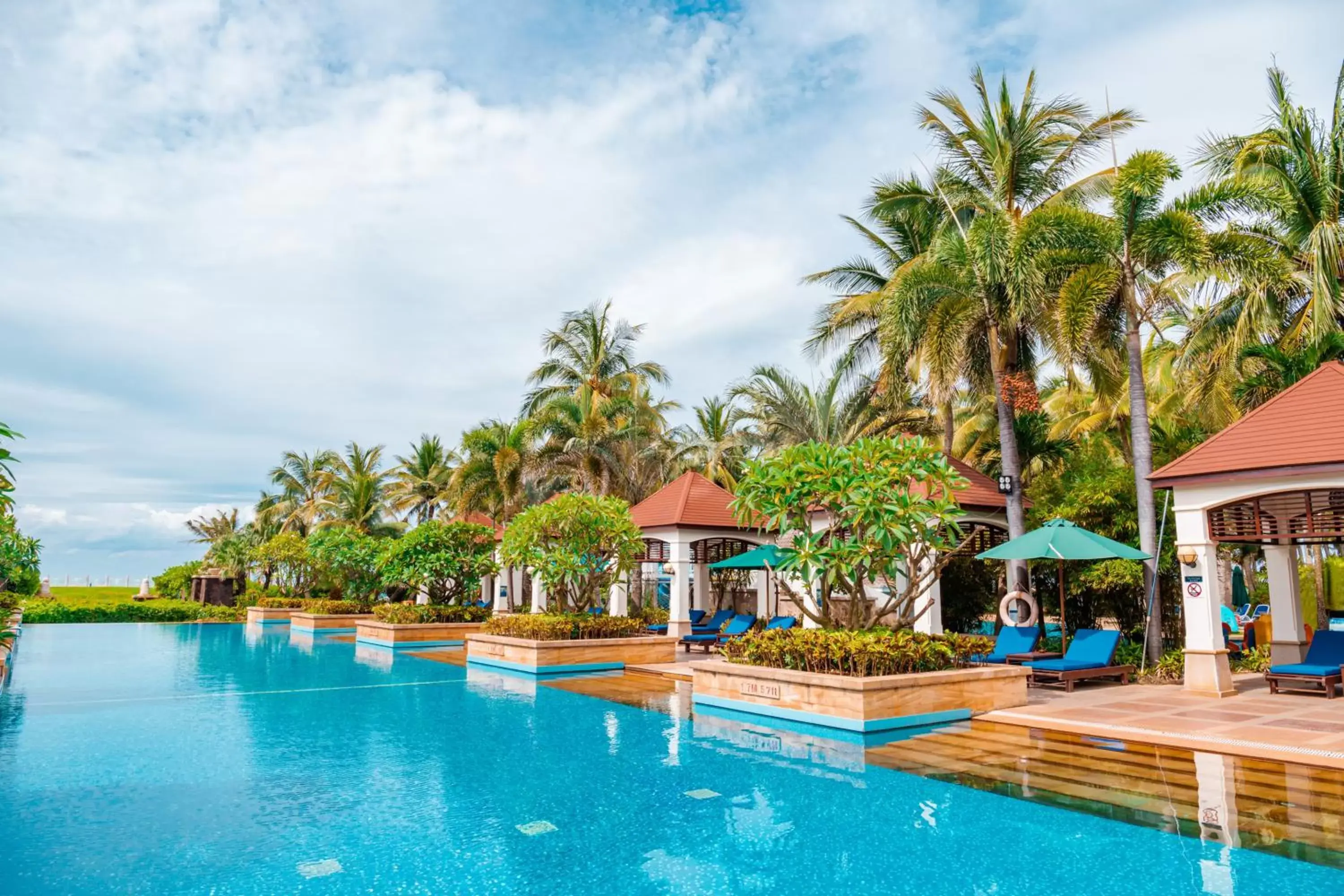 Swimming Pool in Sheraton Haikou Hotel