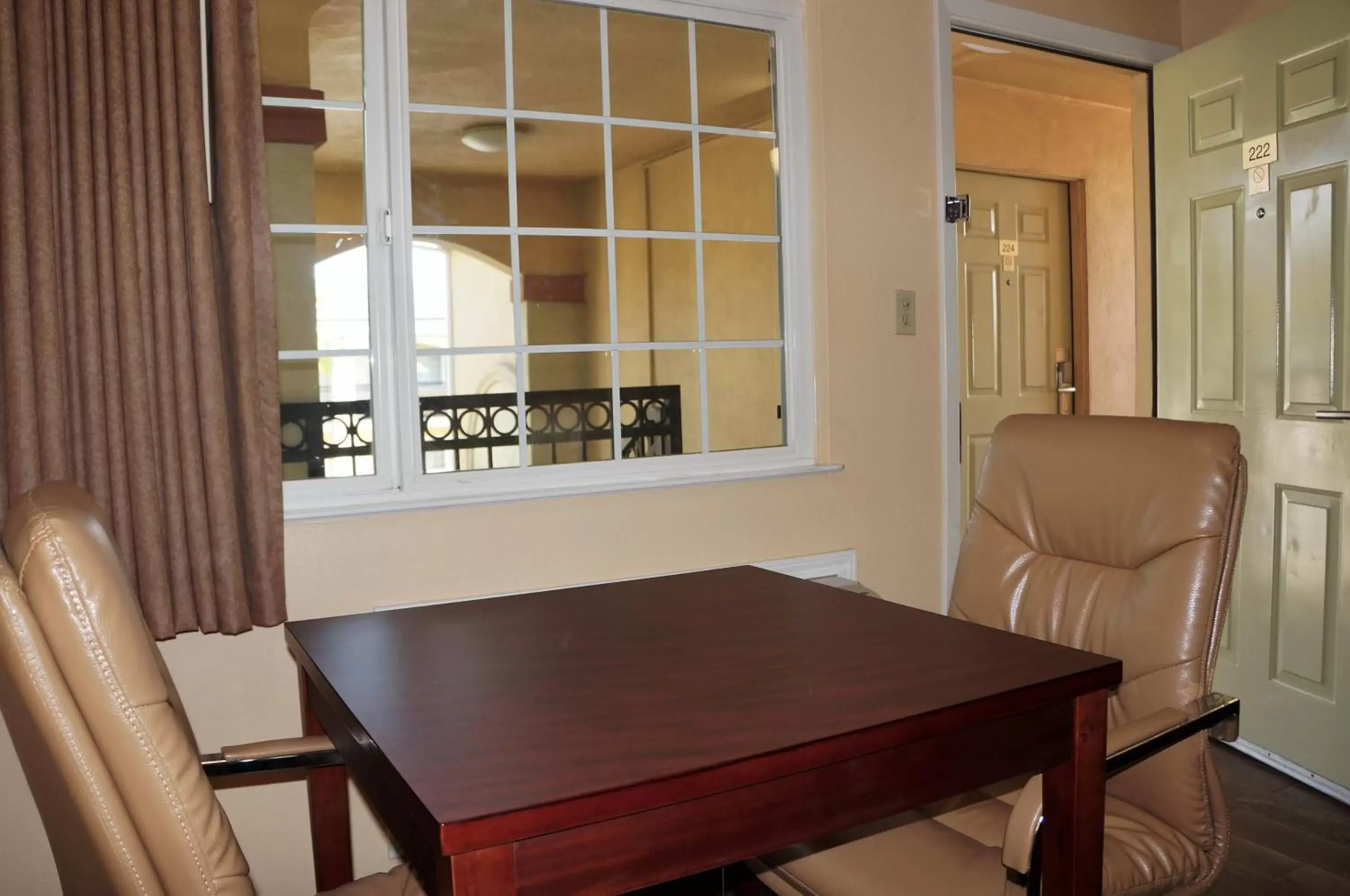 Dining Area in Americas Deluxe Inn- Marysville