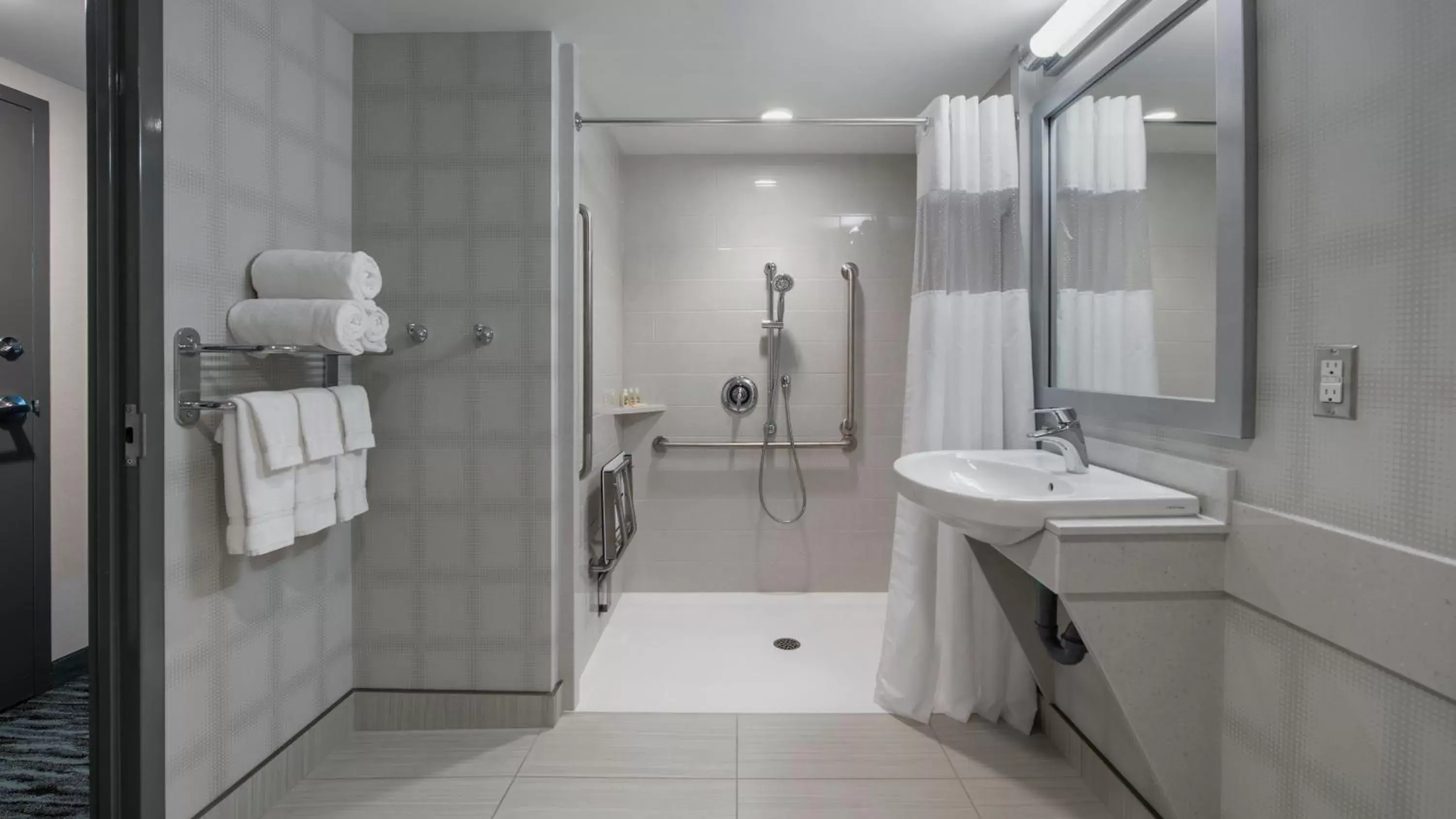 Photo of the whole room, Bathroom in Holiday Inn Winnipeg - Airport West, an IHG Hotel