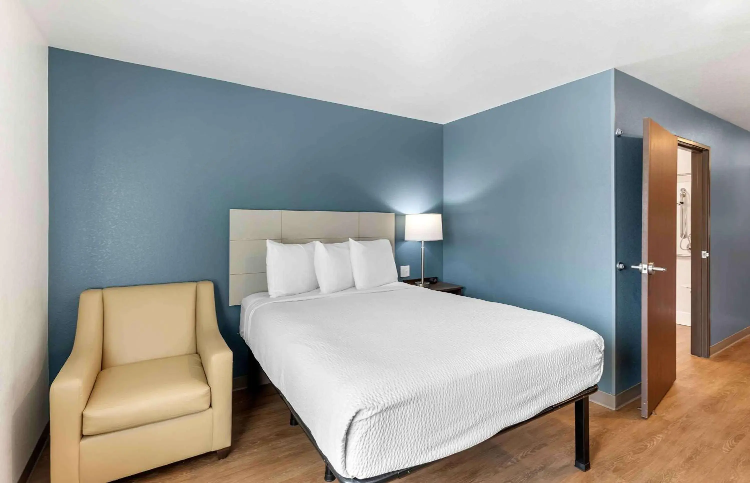Bedroom, Bed in Extended Stay America Suites - Denver - Centennial