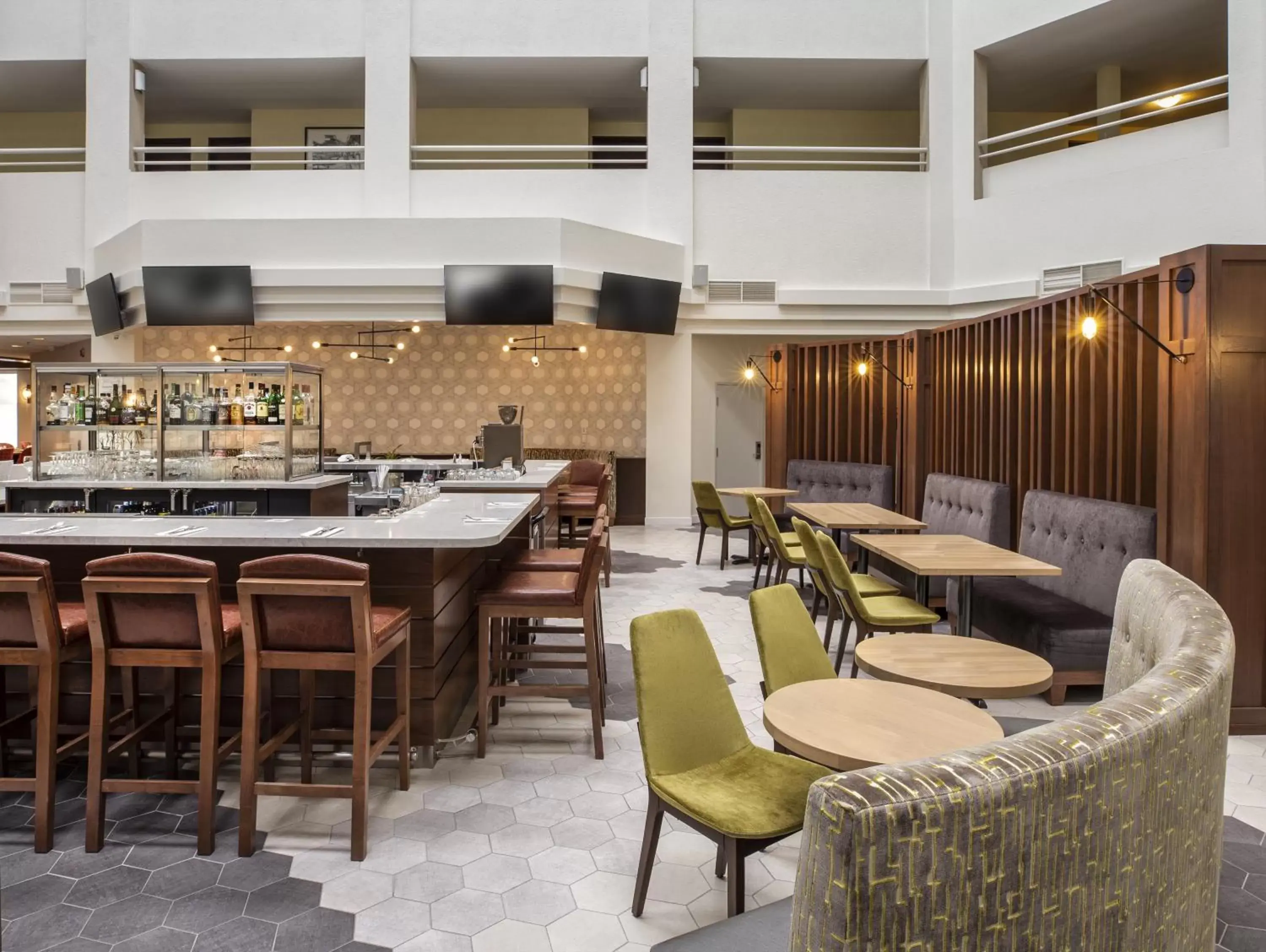 Lounge or bar, Restaurant/Places to Eat in Holiday Inn Montreal Longueuil, an IHG Hotel