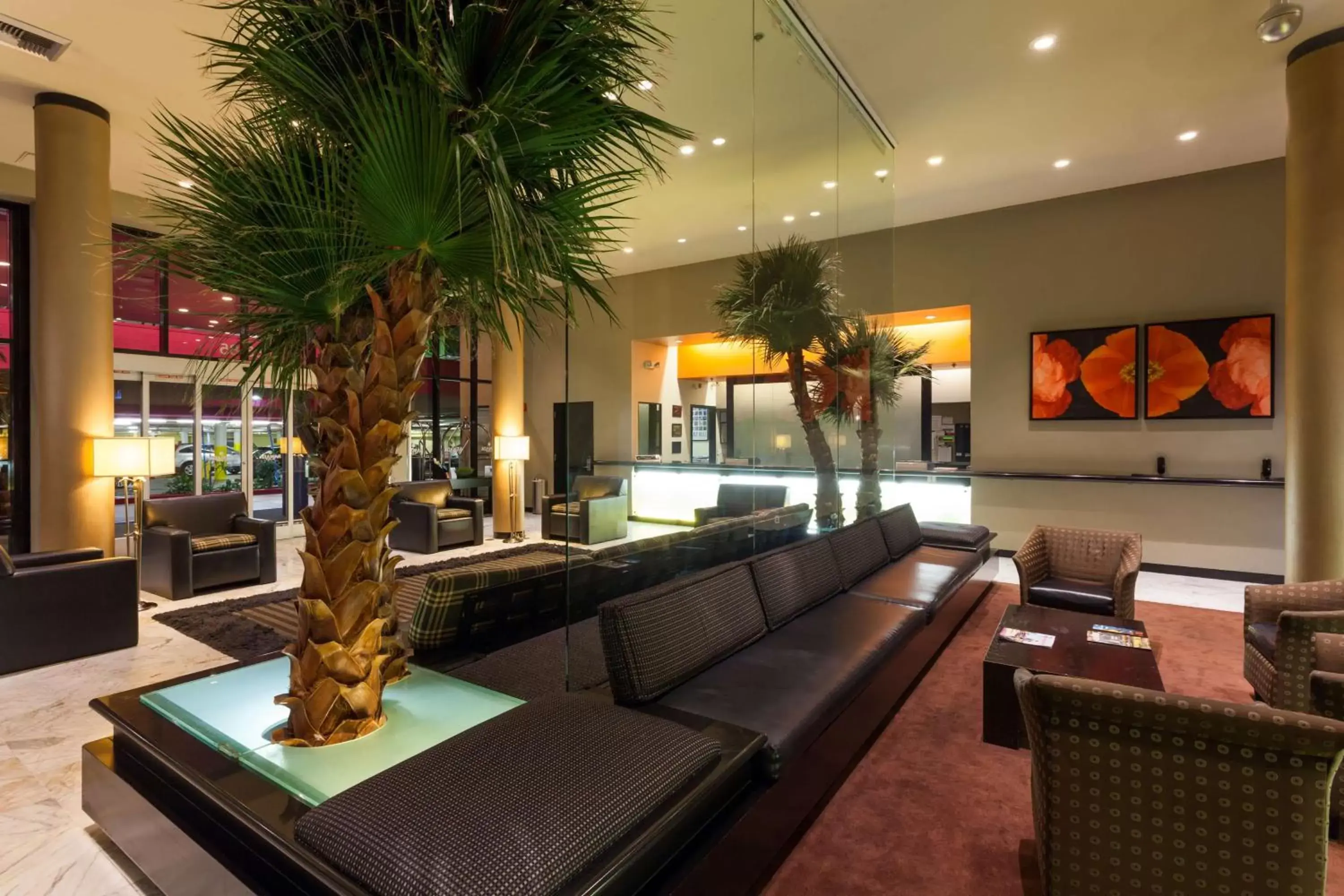 Lobby or reception, Lounge/Bar in Ramada Plaza by Wyndham West Hollywood Hotel & Suites