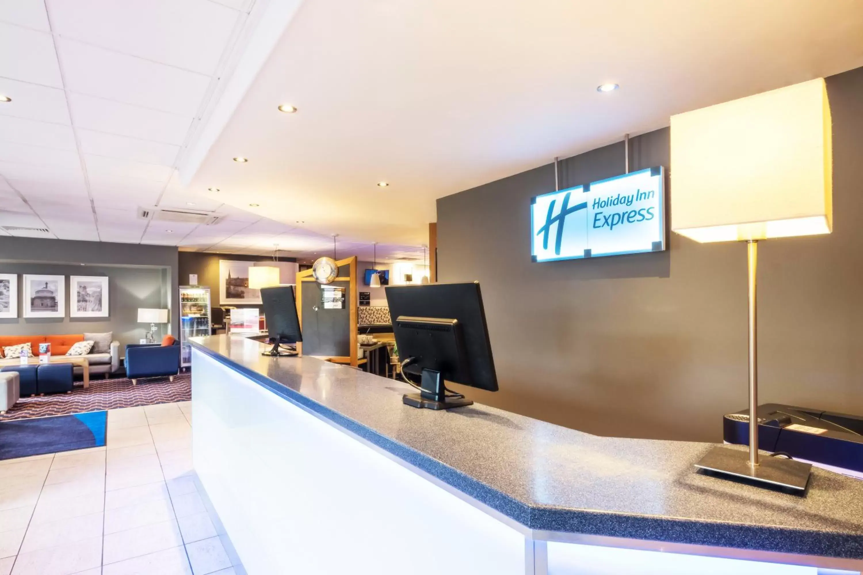 Lobby or reception, TV/Entertainment Center in Holiday Inn Express Perth, an IHG Hotel