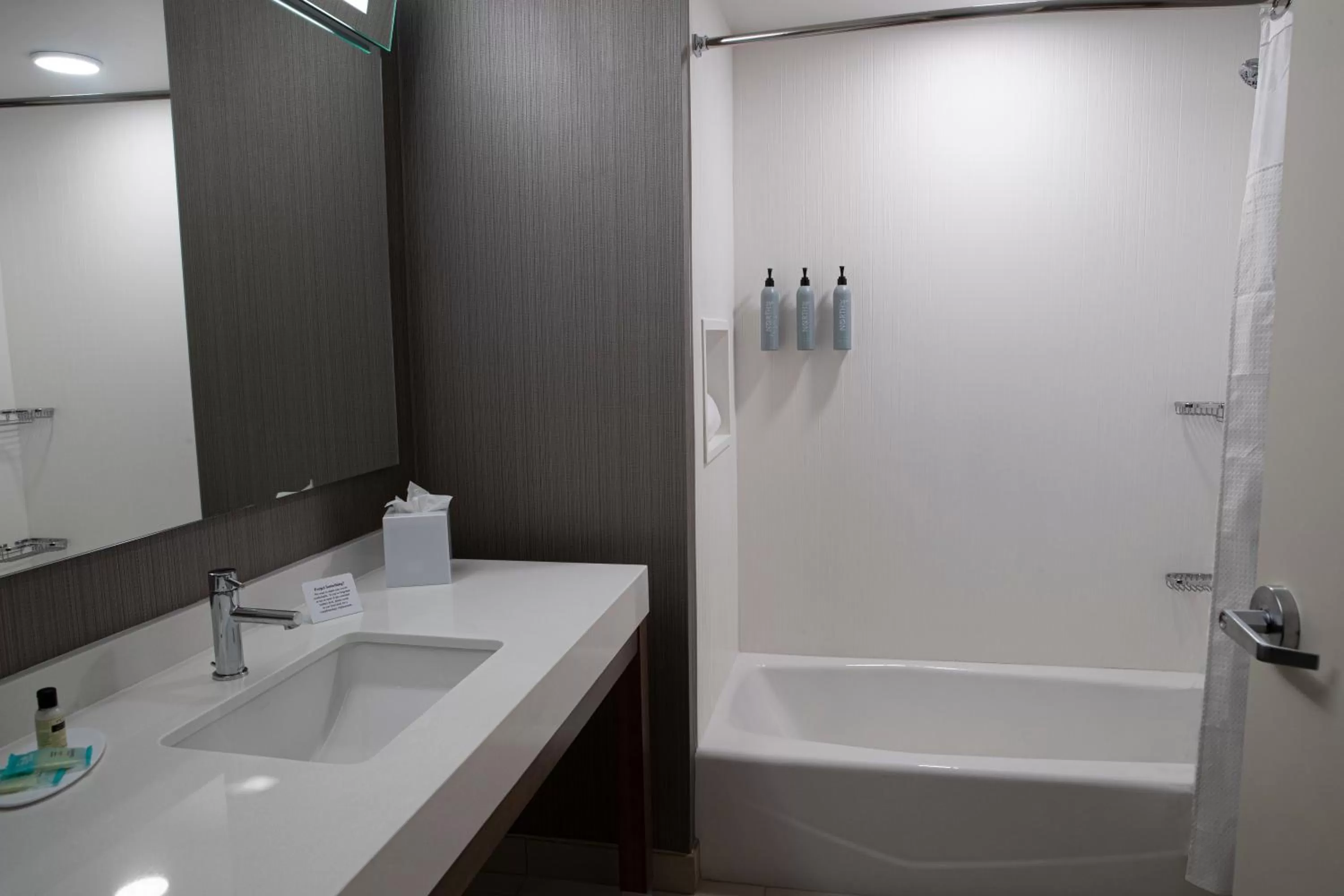 Bath in Courtyard by Marriott Nanaimo