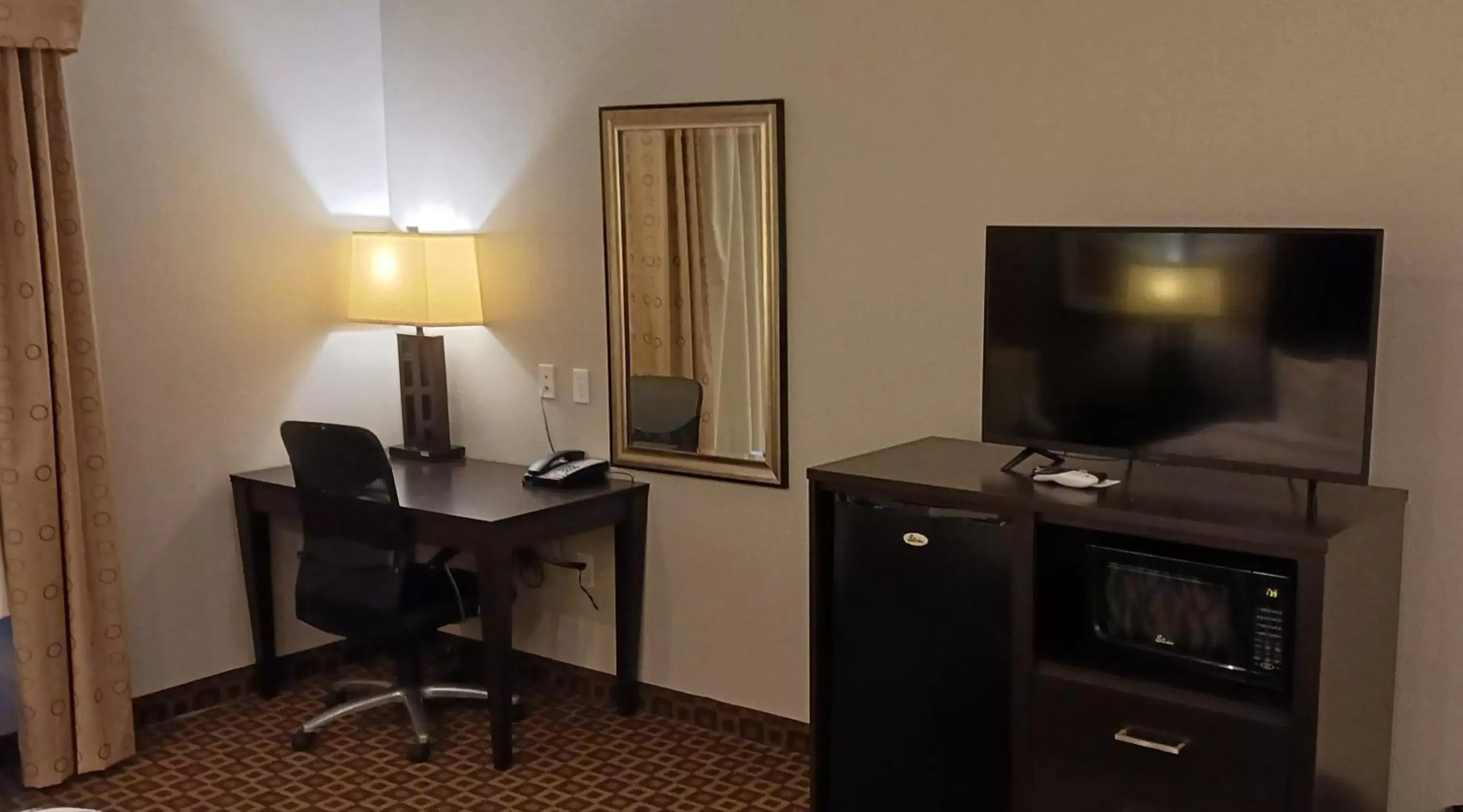 Photo of the whole room, TV/Entertainment Center in Red Roof Inn & Suites Longview