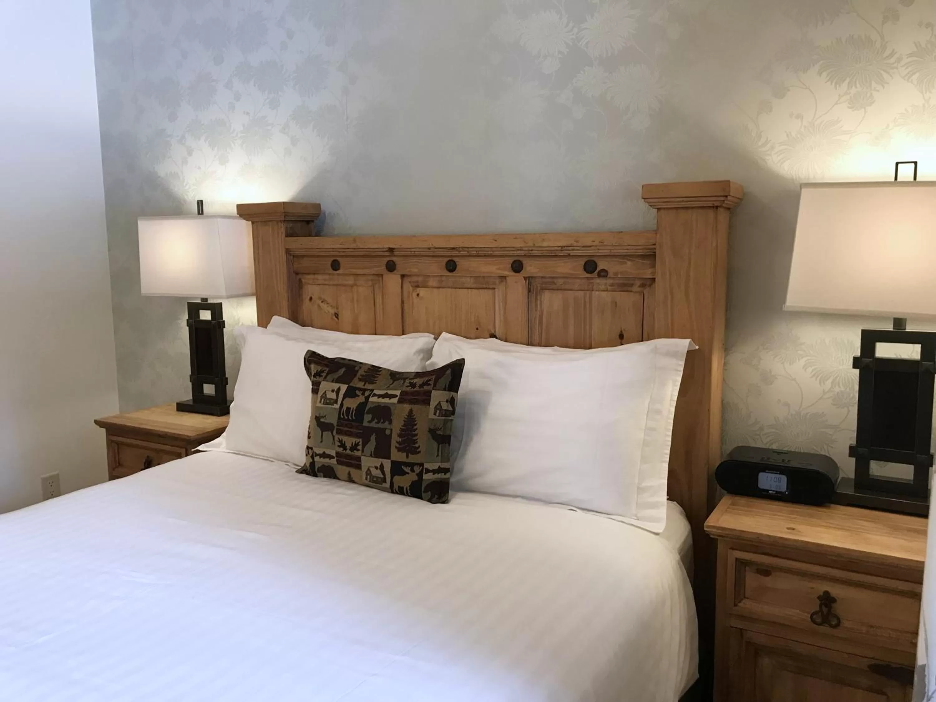 Decorative detail, Bed in Canyon Ridge Lodge