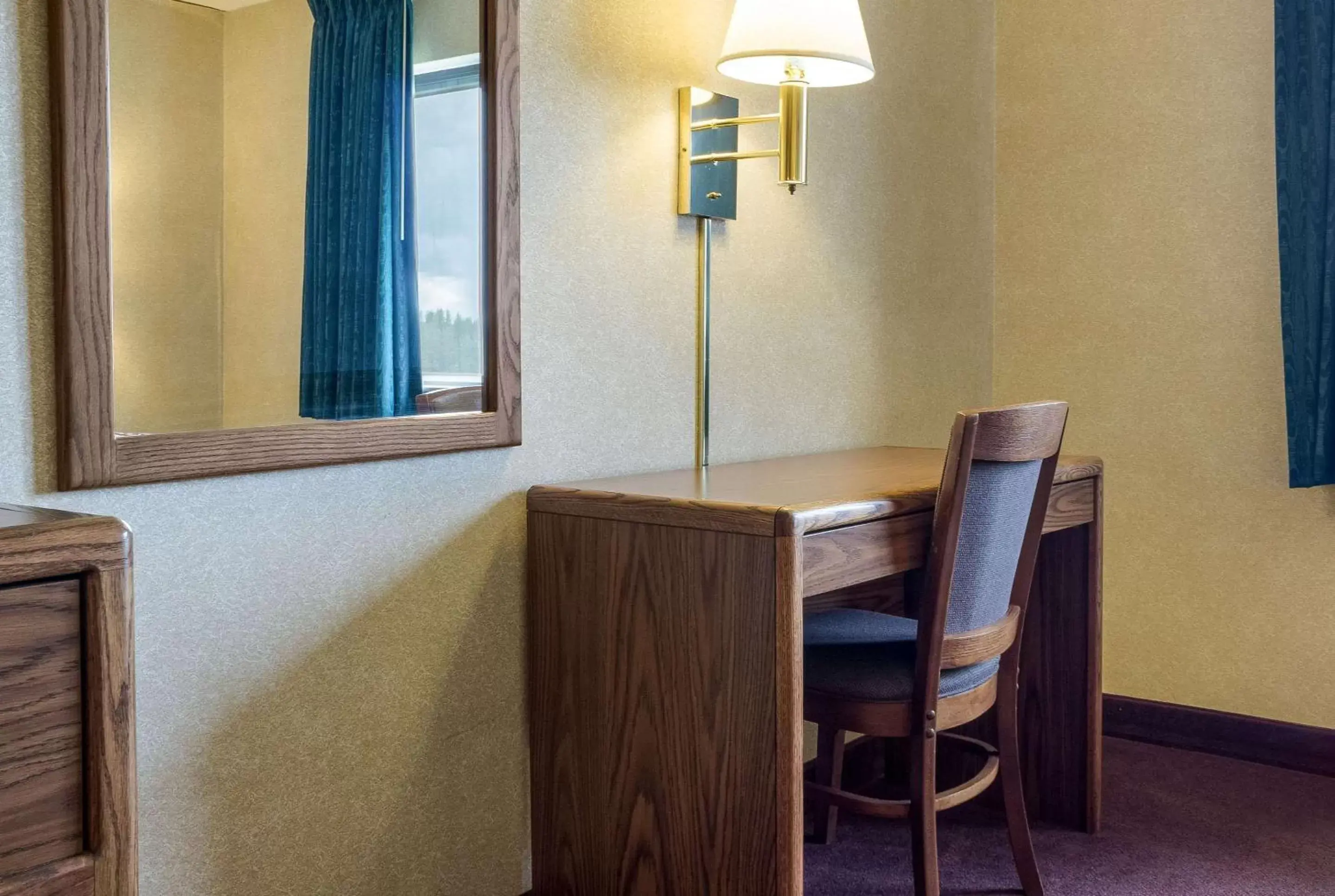 Photo of the whole room, TV/Entertainment Center in Rodeway Inn Wahpeton