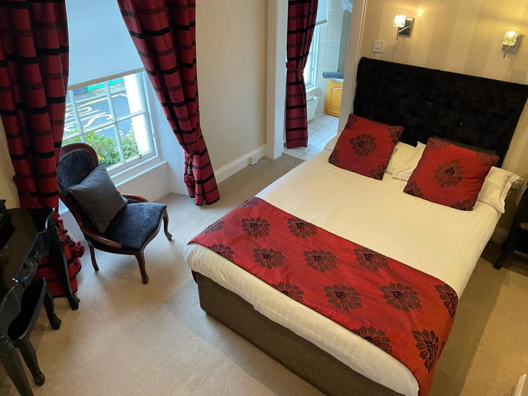 Bed in The Original Rosslyn Inn