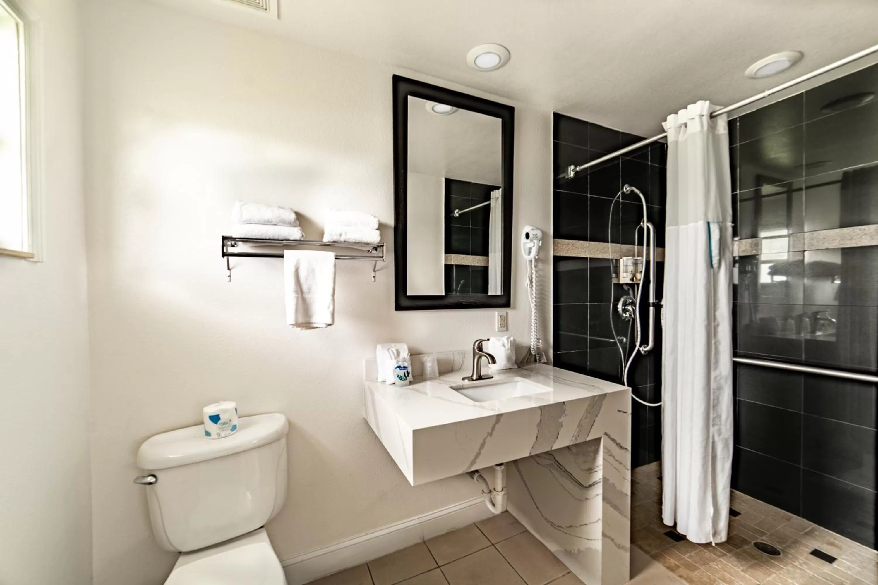 Bathroom in Everglades City Motel - Everglades Adventures Inn