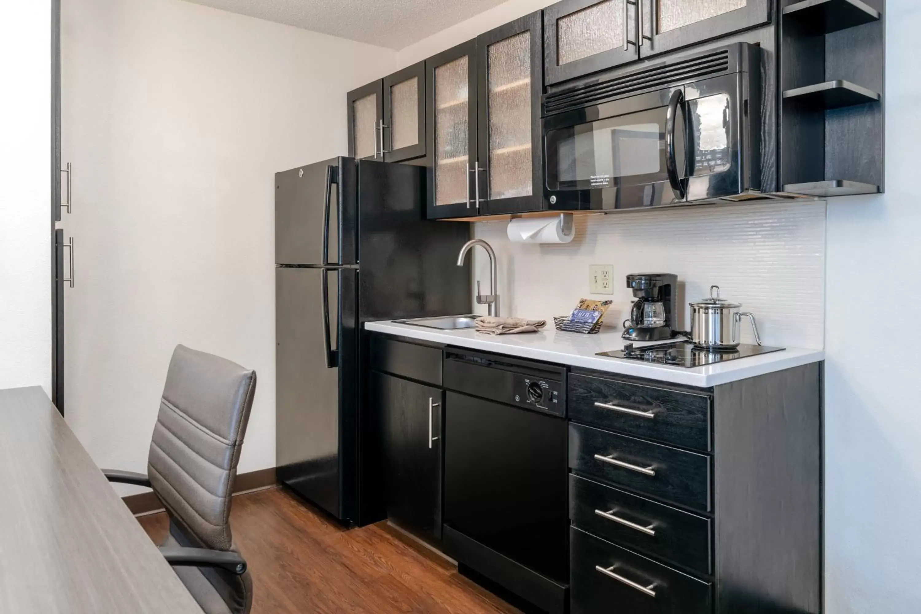 Photo of the whole room, Kitchen/Kitchenette in Candlewood Suites Washington-Dulles Herndon, an IHG Hotel