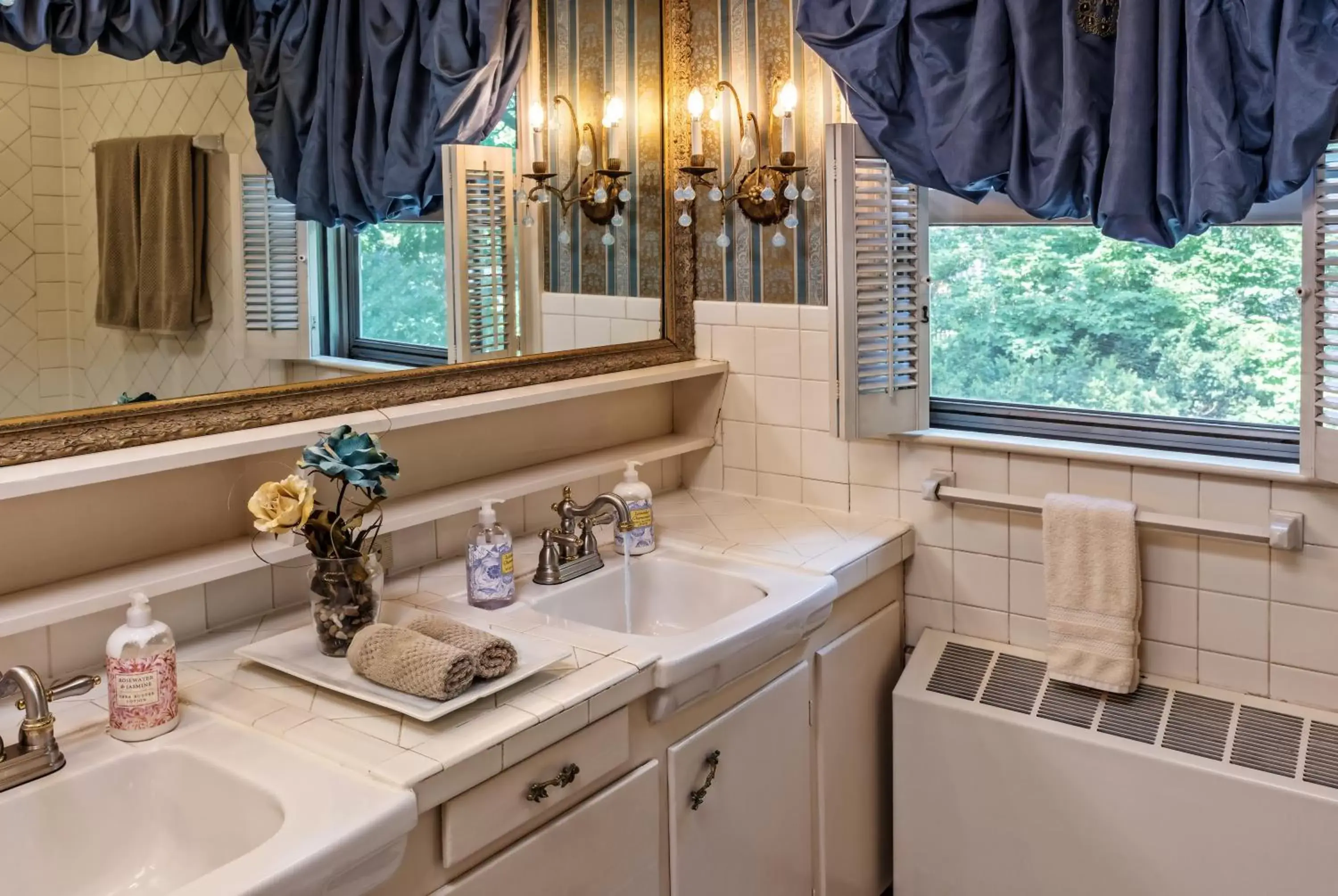 Bathroom, Kitchen/Kitchenette in Silver Heart Inn & Cottages